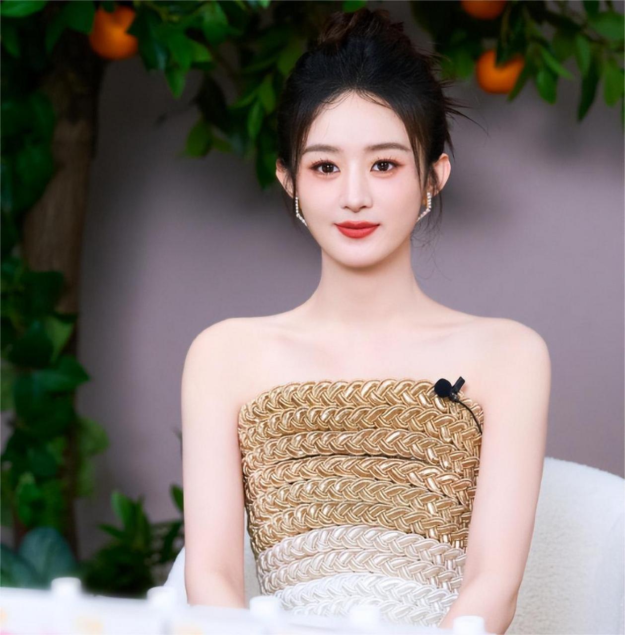 赵丽颖抹胸裙现身气质出众,肤白貌美仿佛仙子下凡,让人移不开眼