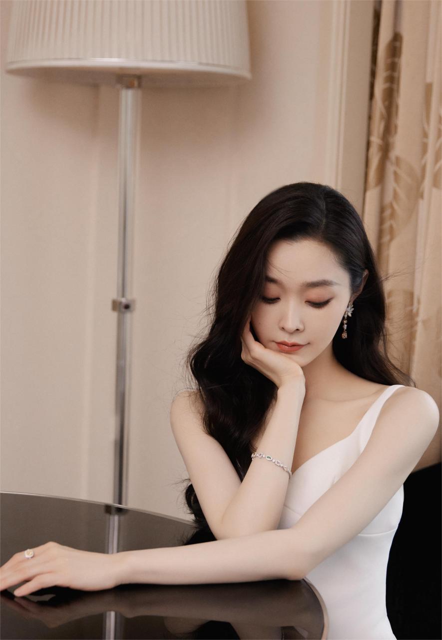 宋轶白色吊带连衣裙大片,简约而不失优雅,静谧而动人