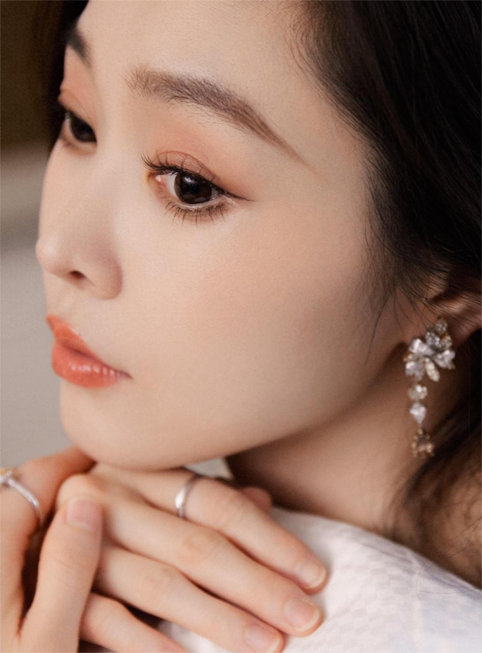 宋轶白色吊带连衣裙大片,简约而不失优雅,静谧而动人