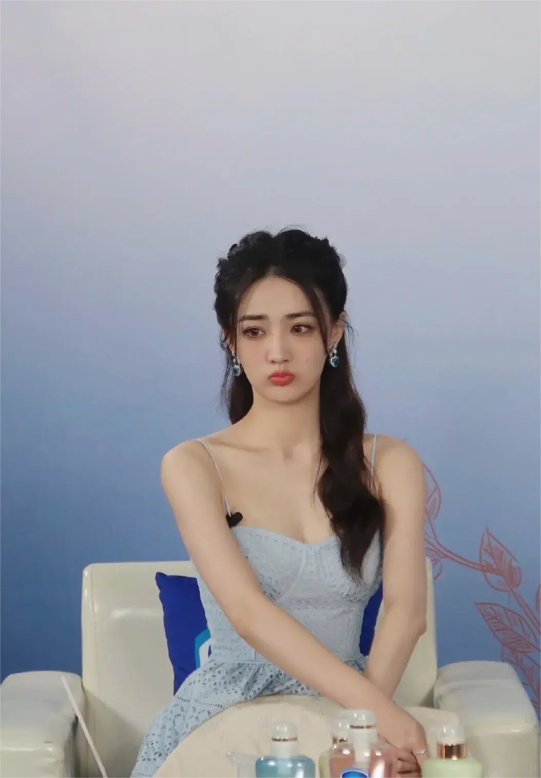 徐璐直播造型上线,扎发吊带搭配,甜美风十足