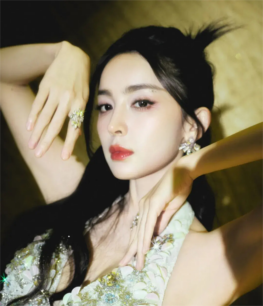 古力娜扎越来越会穿了,圣洁鎏光妆复古迷人,真绝