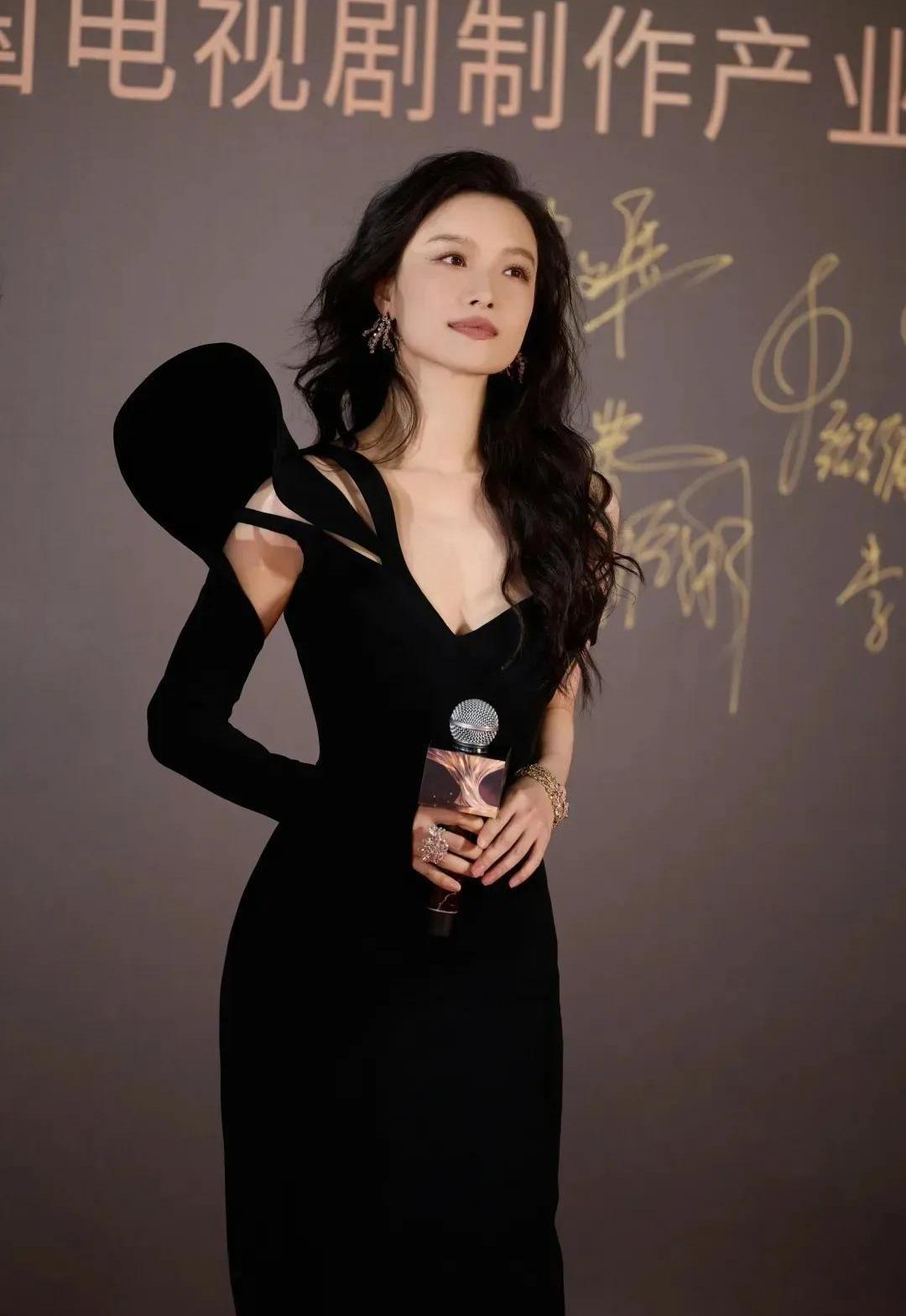 倪妮身穿黑色礼服现身活动这种气质就她独一份让人好喜欢
