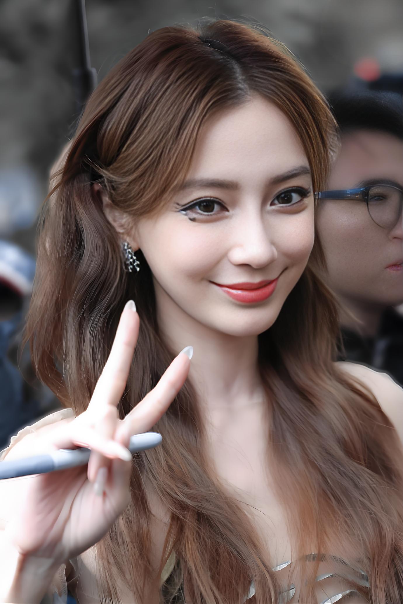 angelababy出席巴黎时装周# angelababy 巴黎时装周