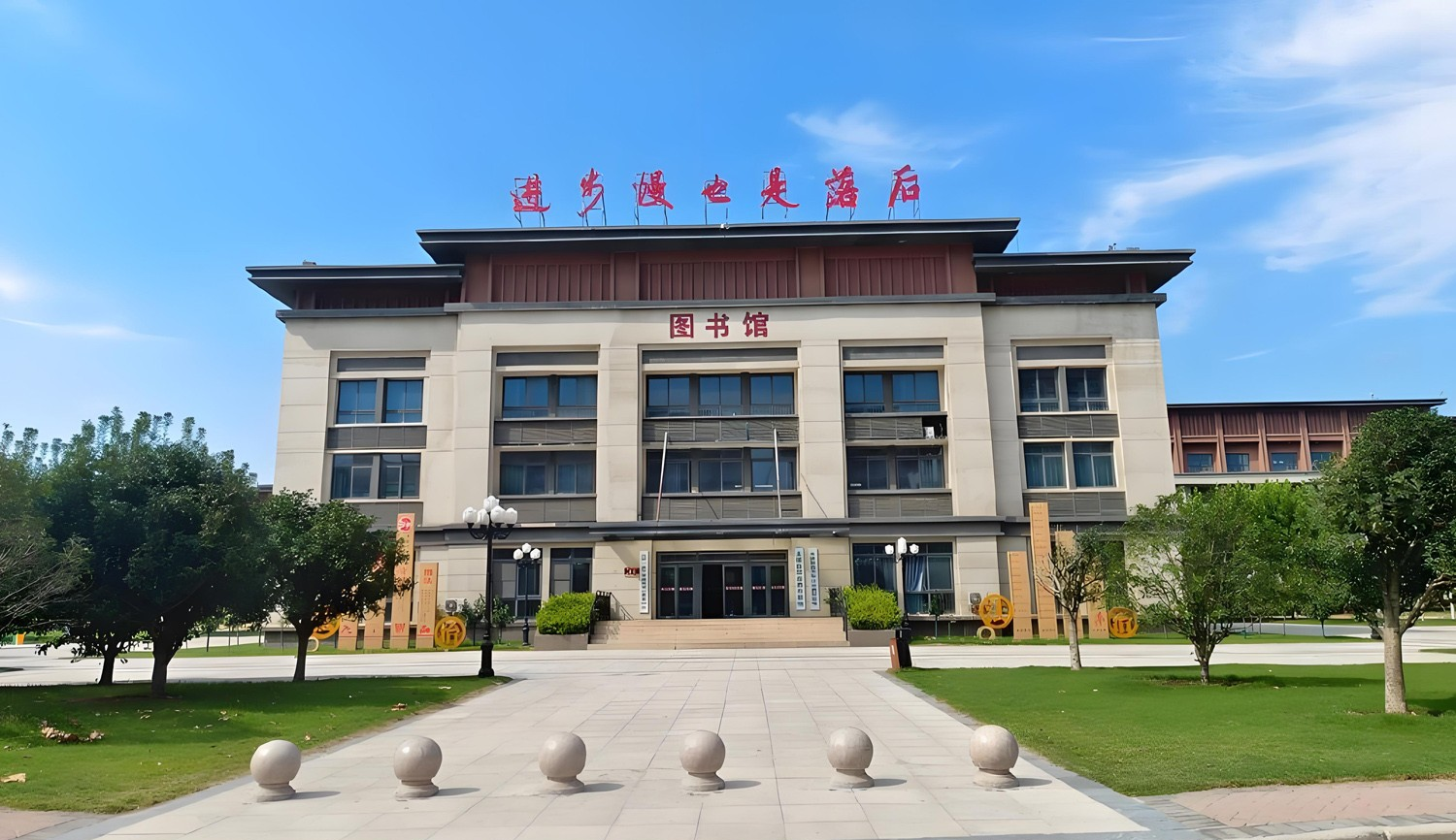 去河南省太康县出差,看到有名的家印高中,校门口却挂着太康县第一高级