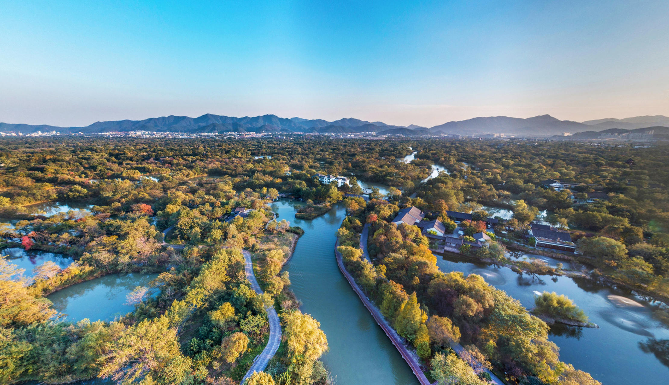 西溪湿地:蓝绿交织的城市绿肺  西溪湿地位于杭州市西部,是中国首个集