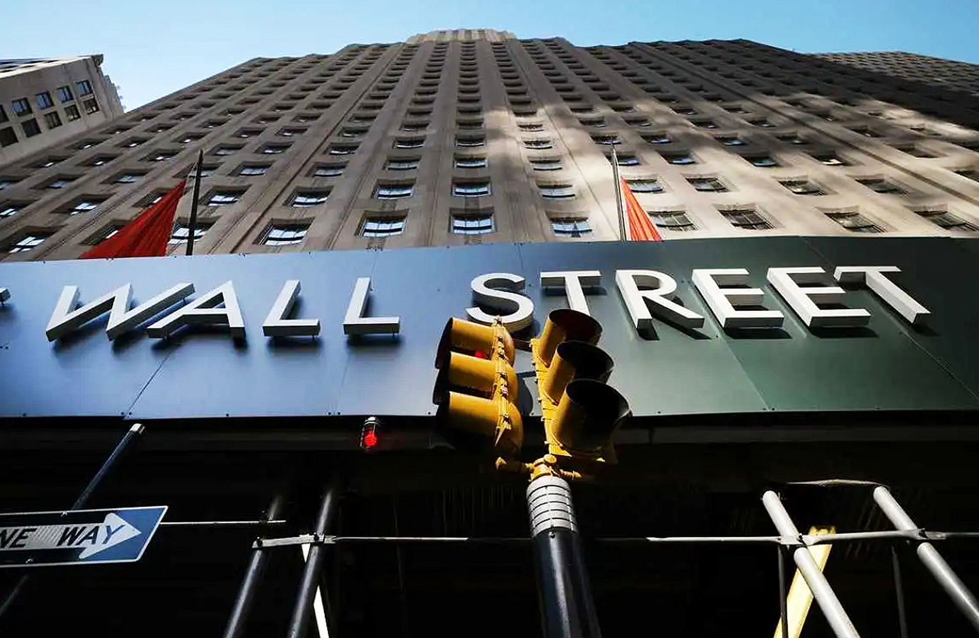 华尔街:世界经济风向标  华尔街(wall street)是位于美国纽约曼哈顿岛