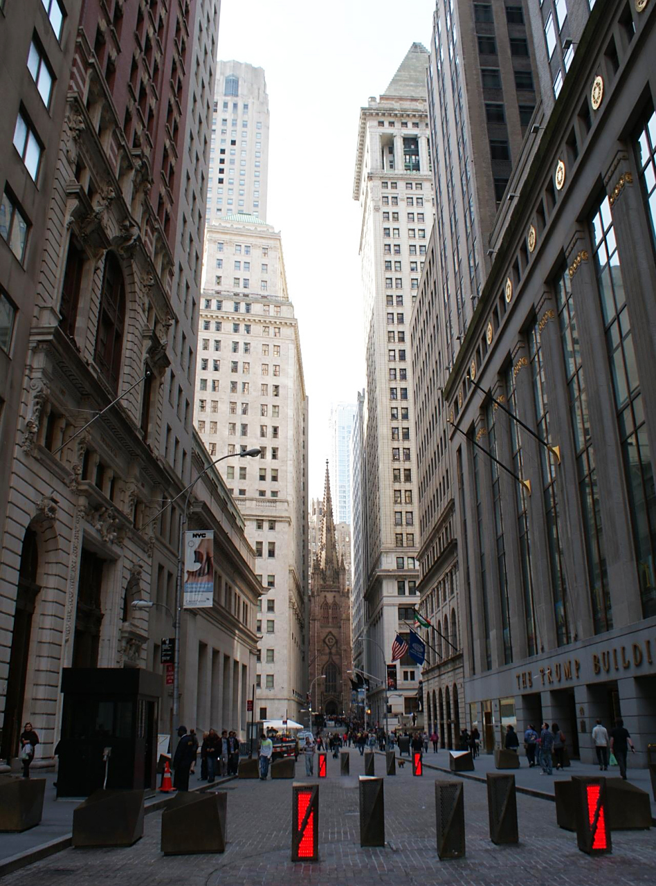 华尔街:世界经济风向标  华尔街(wall street)是位于美国纽约曼哈顿岛