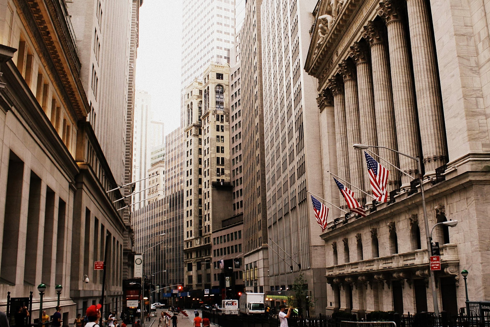 华尔街:世界经济风向标  华尔街(wall street)是位于美国纽约曼哈顿岛