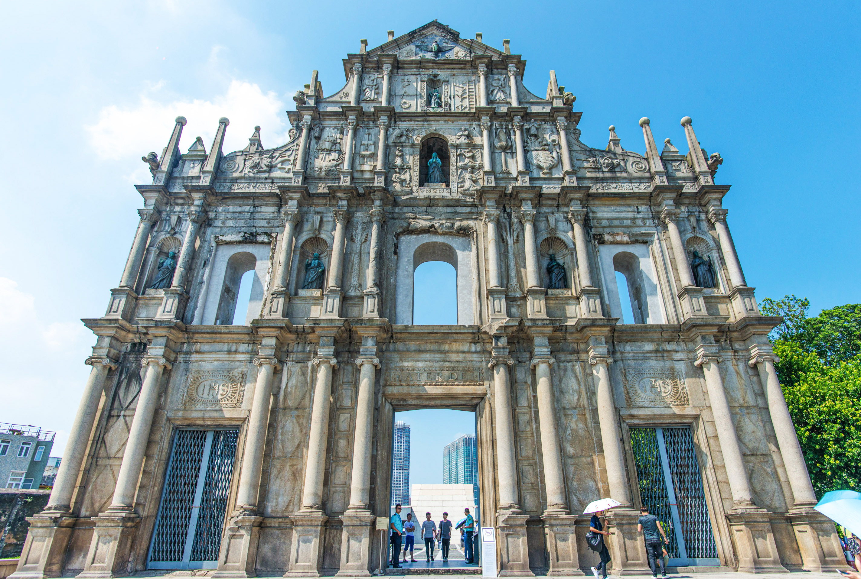 大三巴牌坊:穿越四百年的沧桑之门  大三巴牌坊位于澳门老城区的炮台