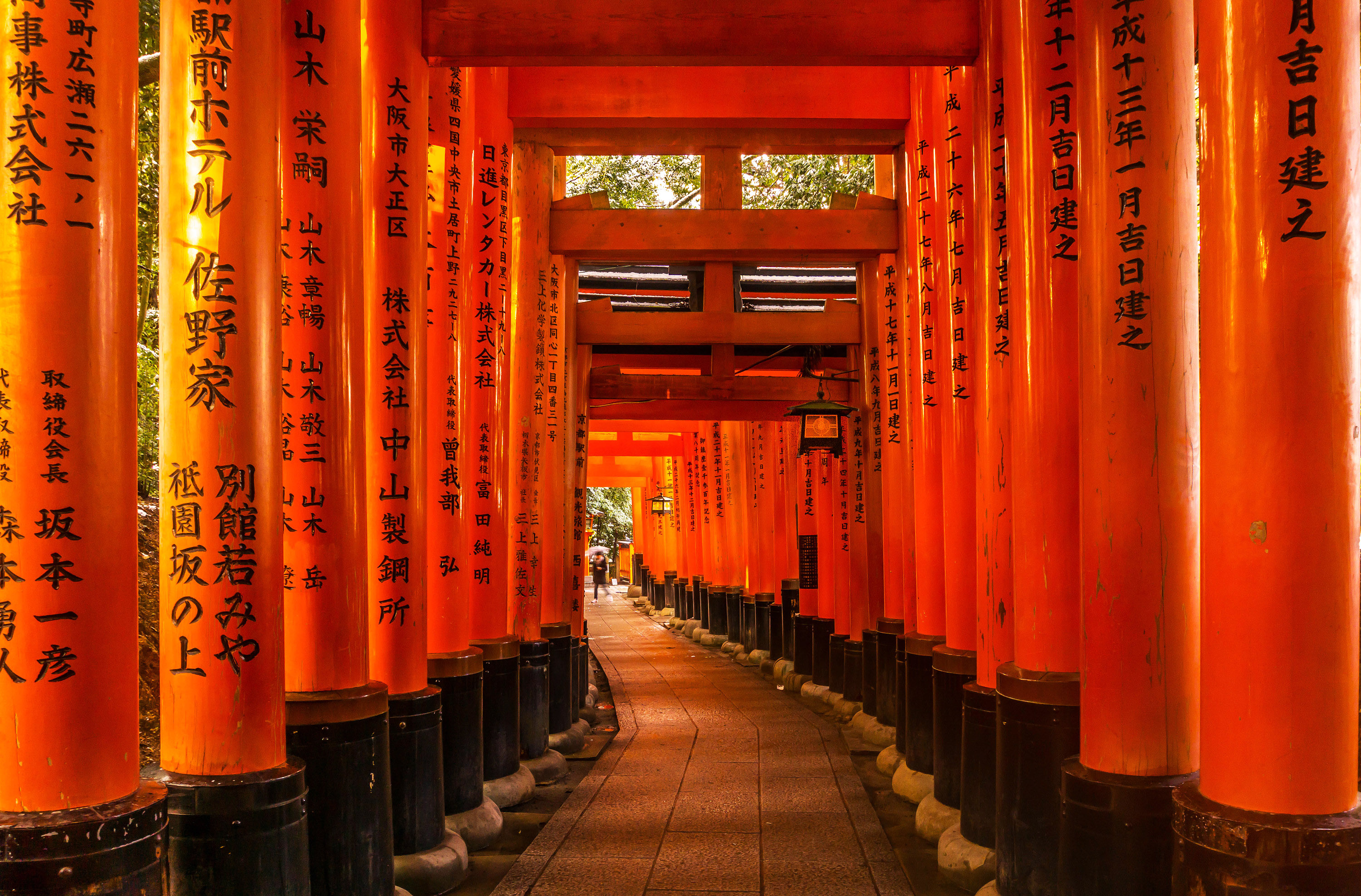 荷大社位于日本京都东南部的伏见区,是建设在稻荷山上的一座著名神社