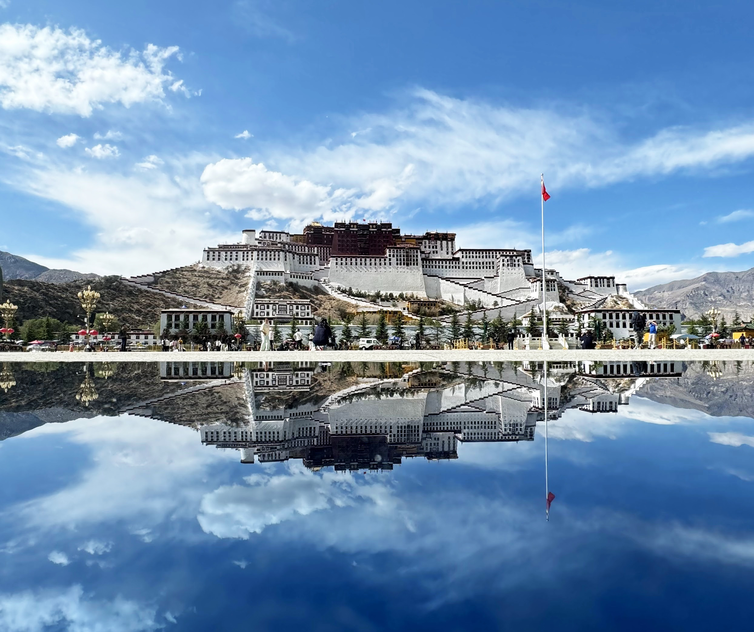 布达拉宫:世界屋脊上的雄伟圣殿  布达拉宫是位于拉萨市区西侧的玛布