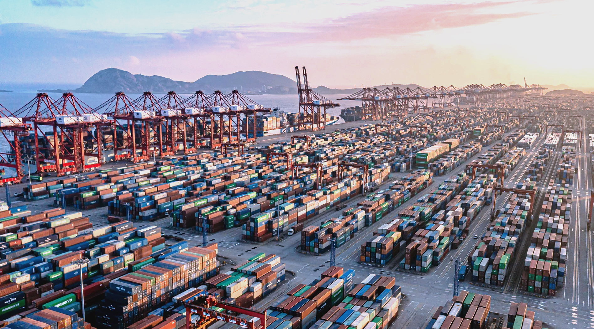 拥有全球最大的智能集装箱码头,是中国最重要的深水港之一