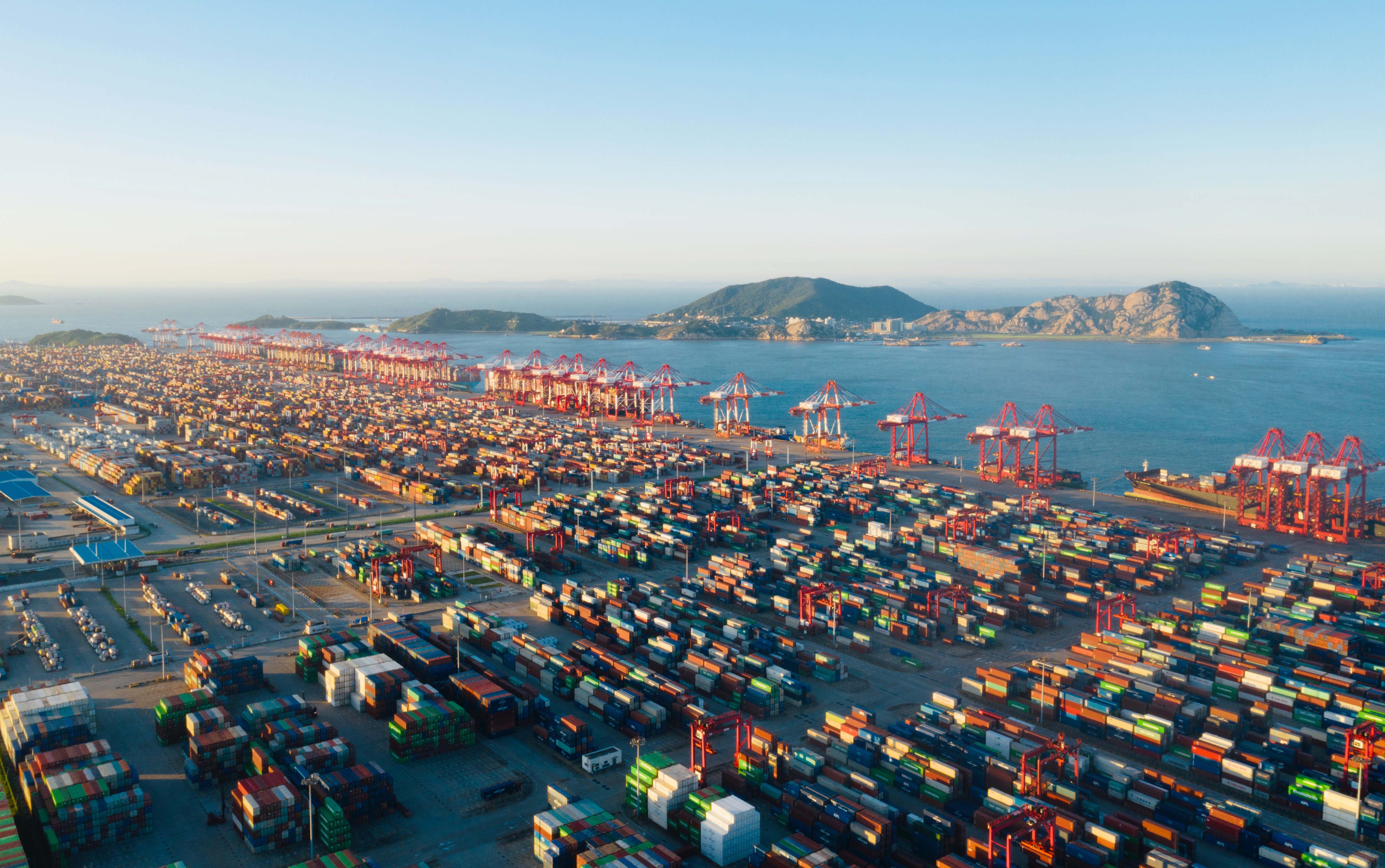 洋山港全名上海洋山深水港,是上海国际航运