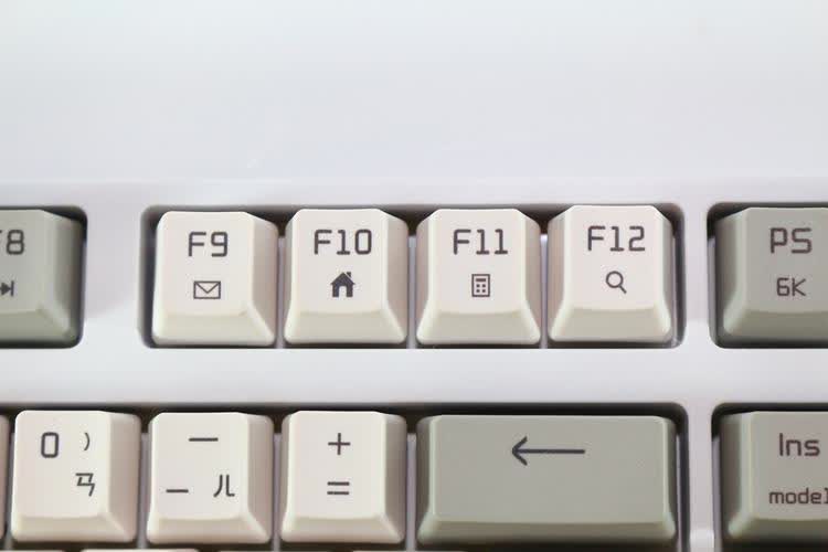 电脑的fn键是功能键,位于键盘的最上一排,从f1到f12,共有12个键