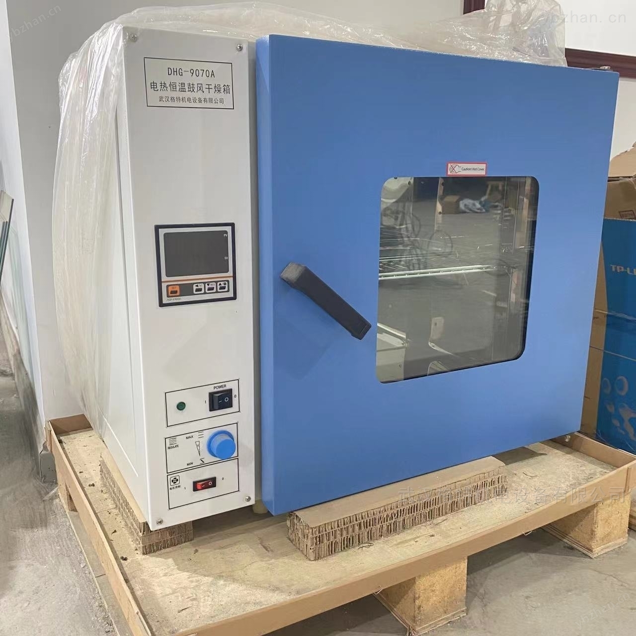 高温鼓风干燥烘箱(电热鼓风干燥箱)是一种通过电加热与强制对流技术