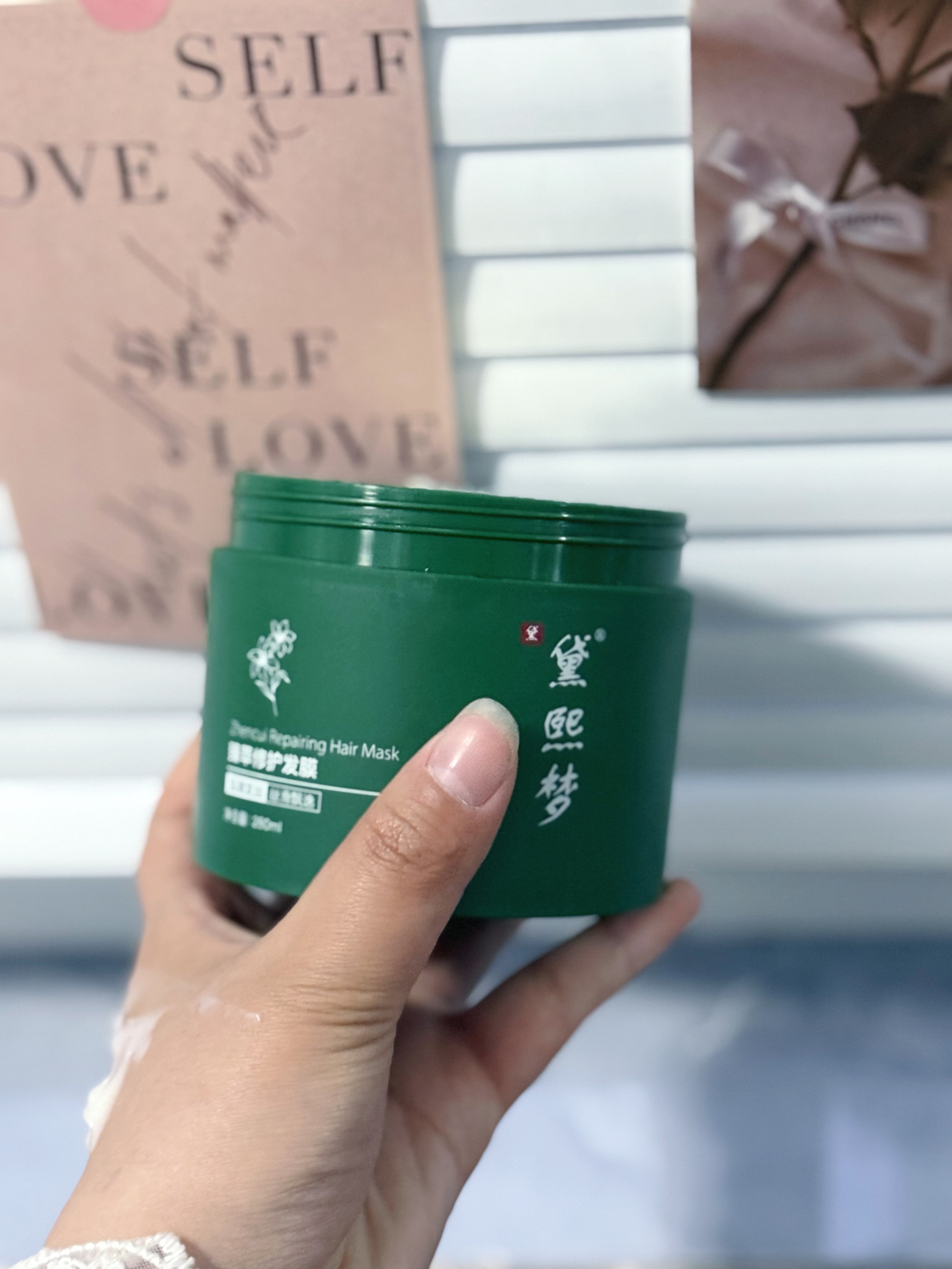 洗完头,头发半干时,取适量发膜于掌心,双手揉匀后