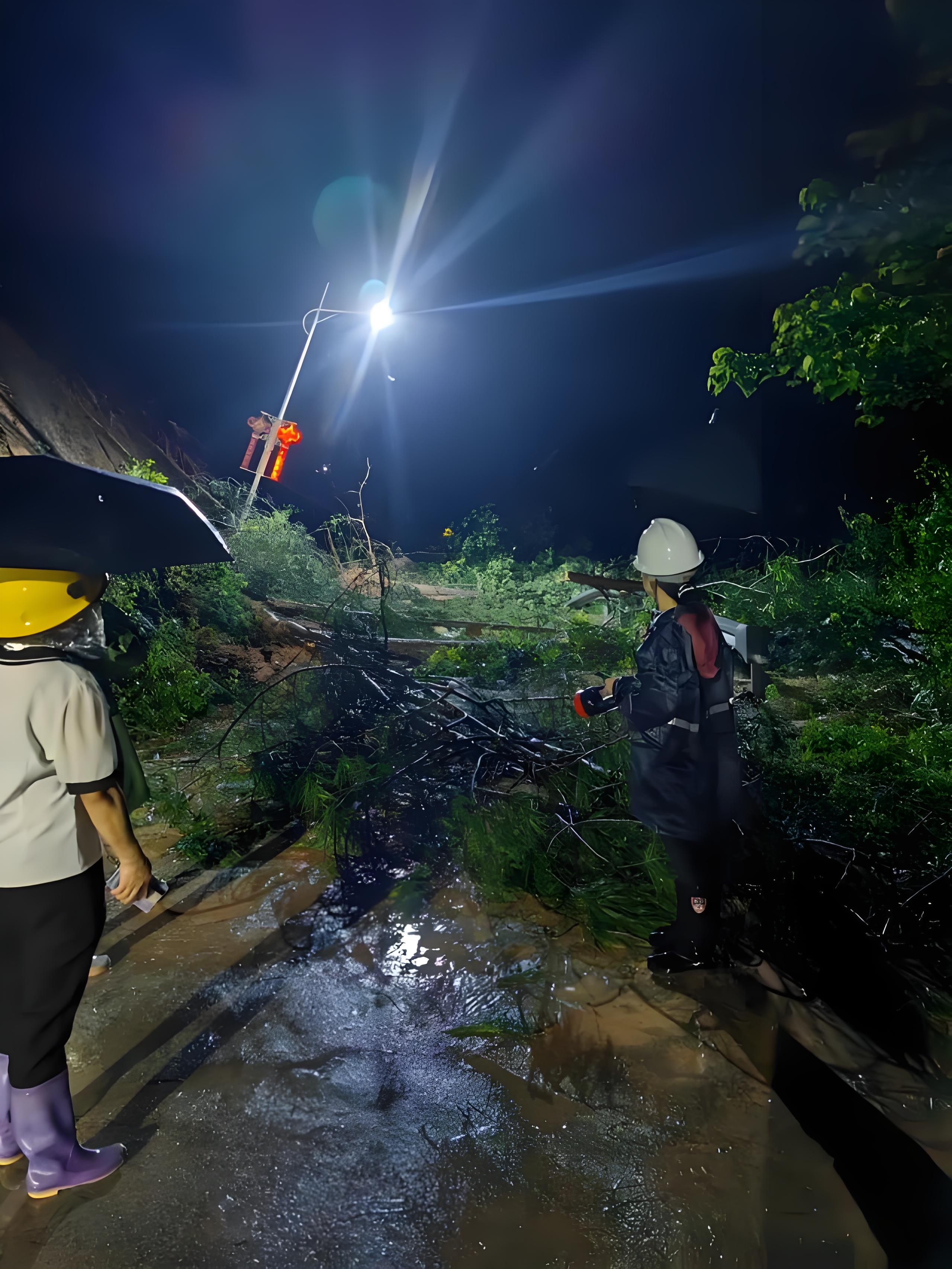 近日,河南西峡的一场暴雨牵动着无数人的心