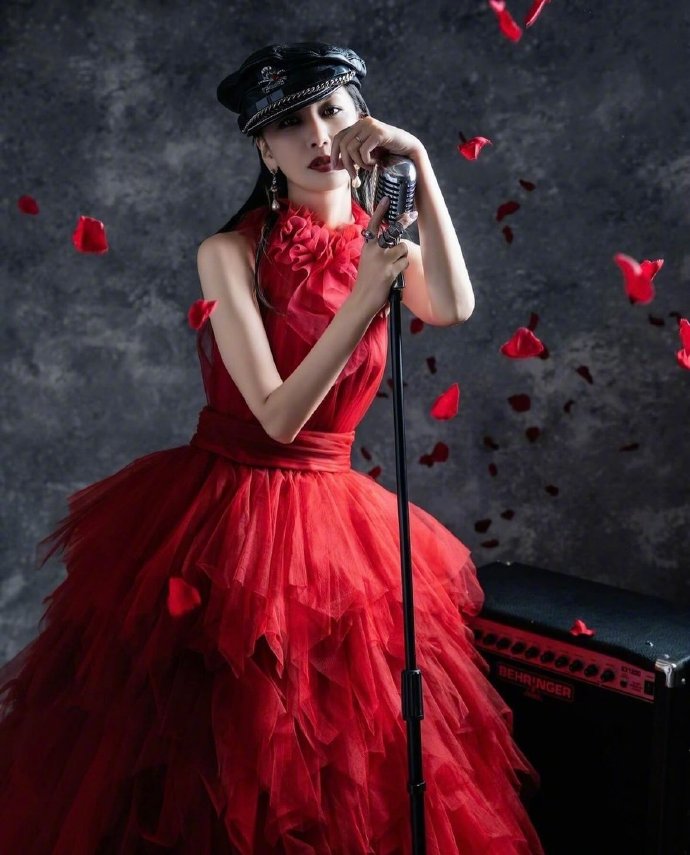 花式兴趣爱好大赏# 中岛美嘉 身穿「nana」服装的照片,这真的不是