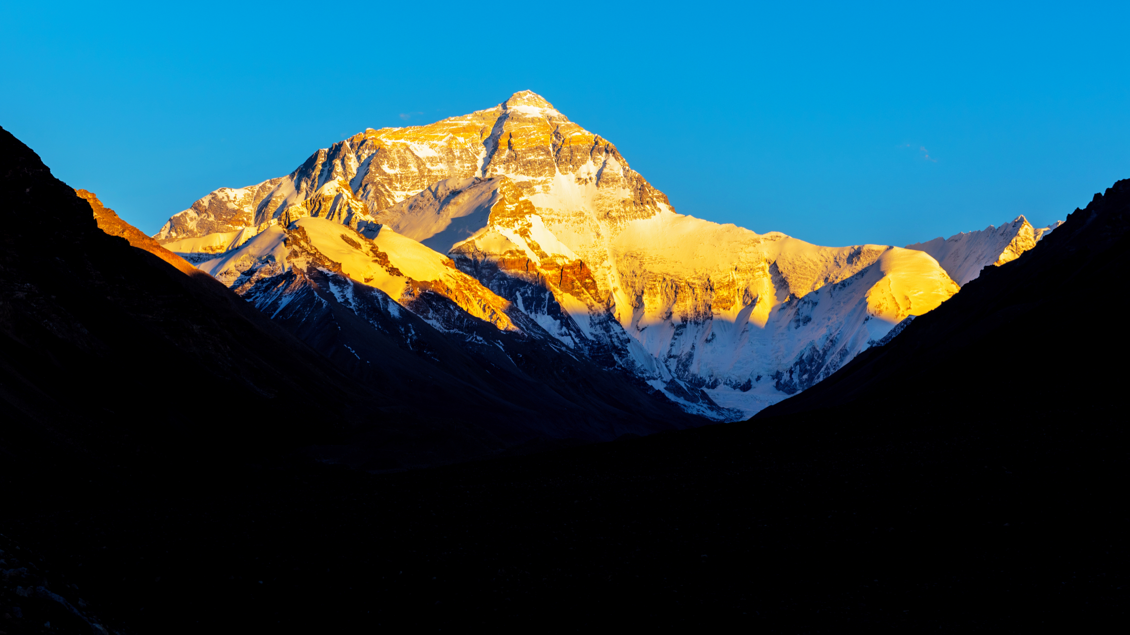 夜晚翻越加乌拉山口,刺激又孤独