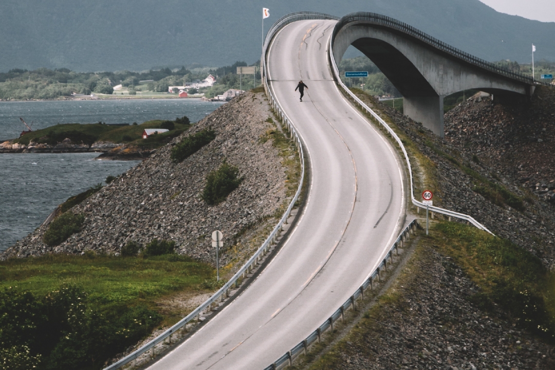 哭泣时,不妨让泪水肆意流淌,冲刷掉心中的尘埃与疲惫,让心灵得以真正