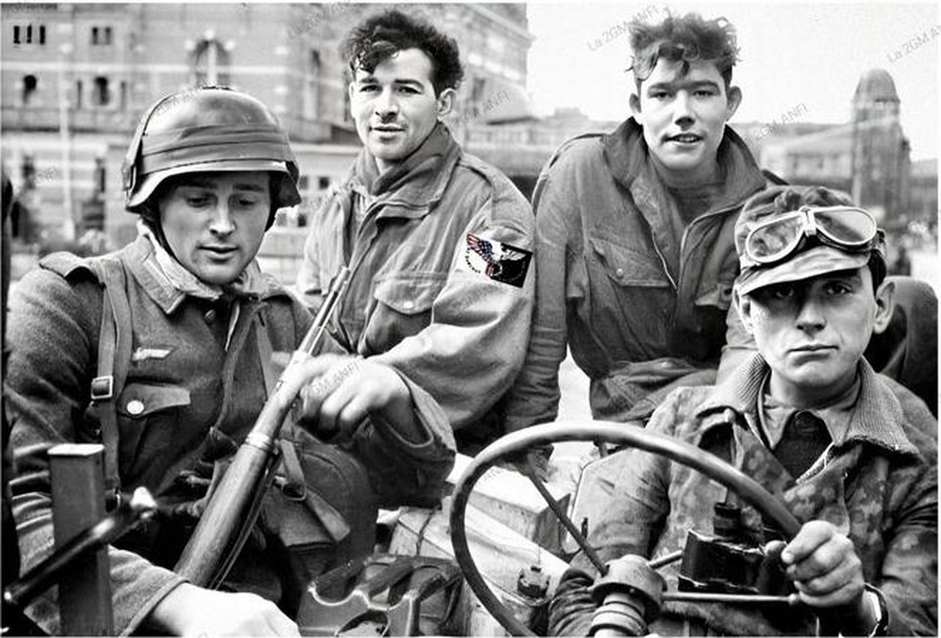 1944年9月24日,市场花园行动期间,两名德军士兵驾驶缴获的美制威利斯