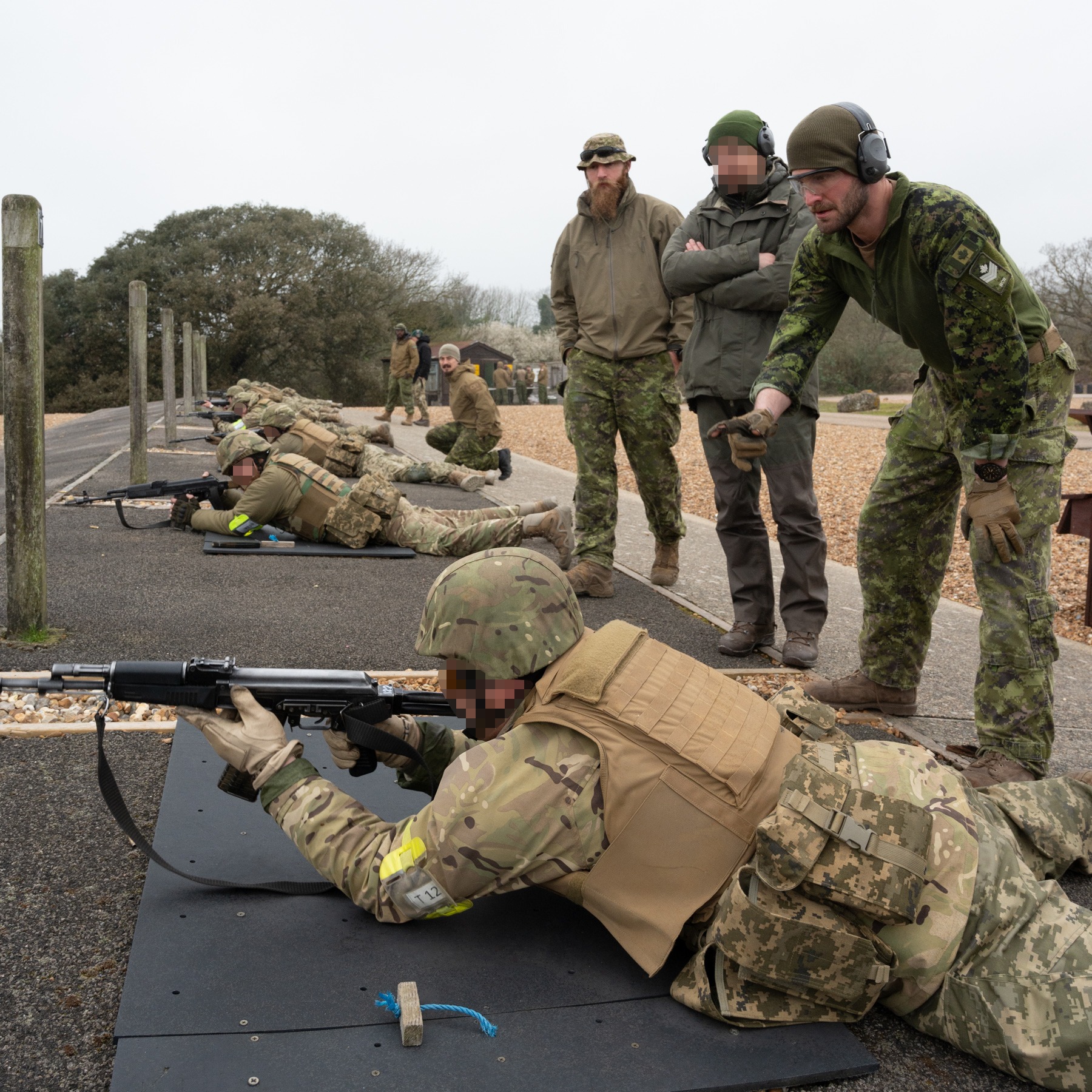 被征召的乌克兰新兵在位于英国的训练营地内接受加拿大教官的培训