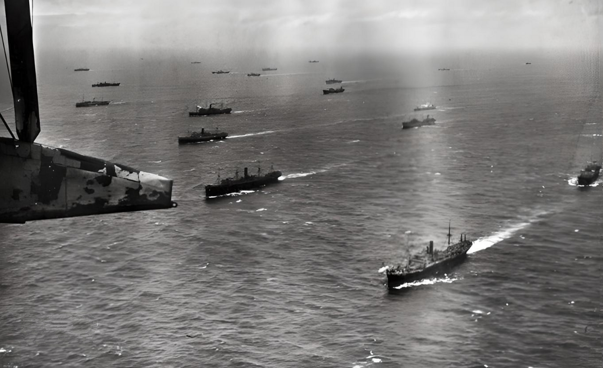 1944年的今天,二战期间规模最大的海军护航队抵达英国海域.