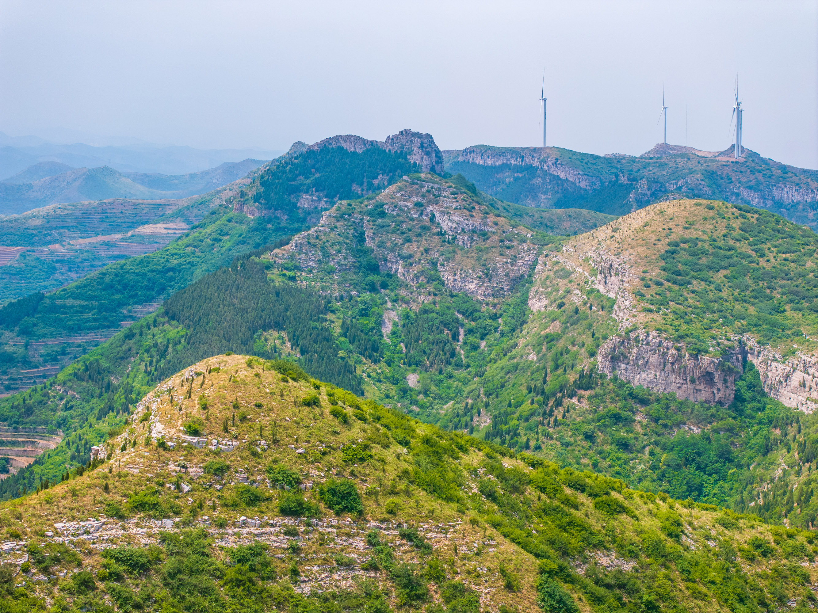 航拍济南章丘九鼎山,章丘的最高山峰,悬崖峭壁如刀削斧劈,群山连绵