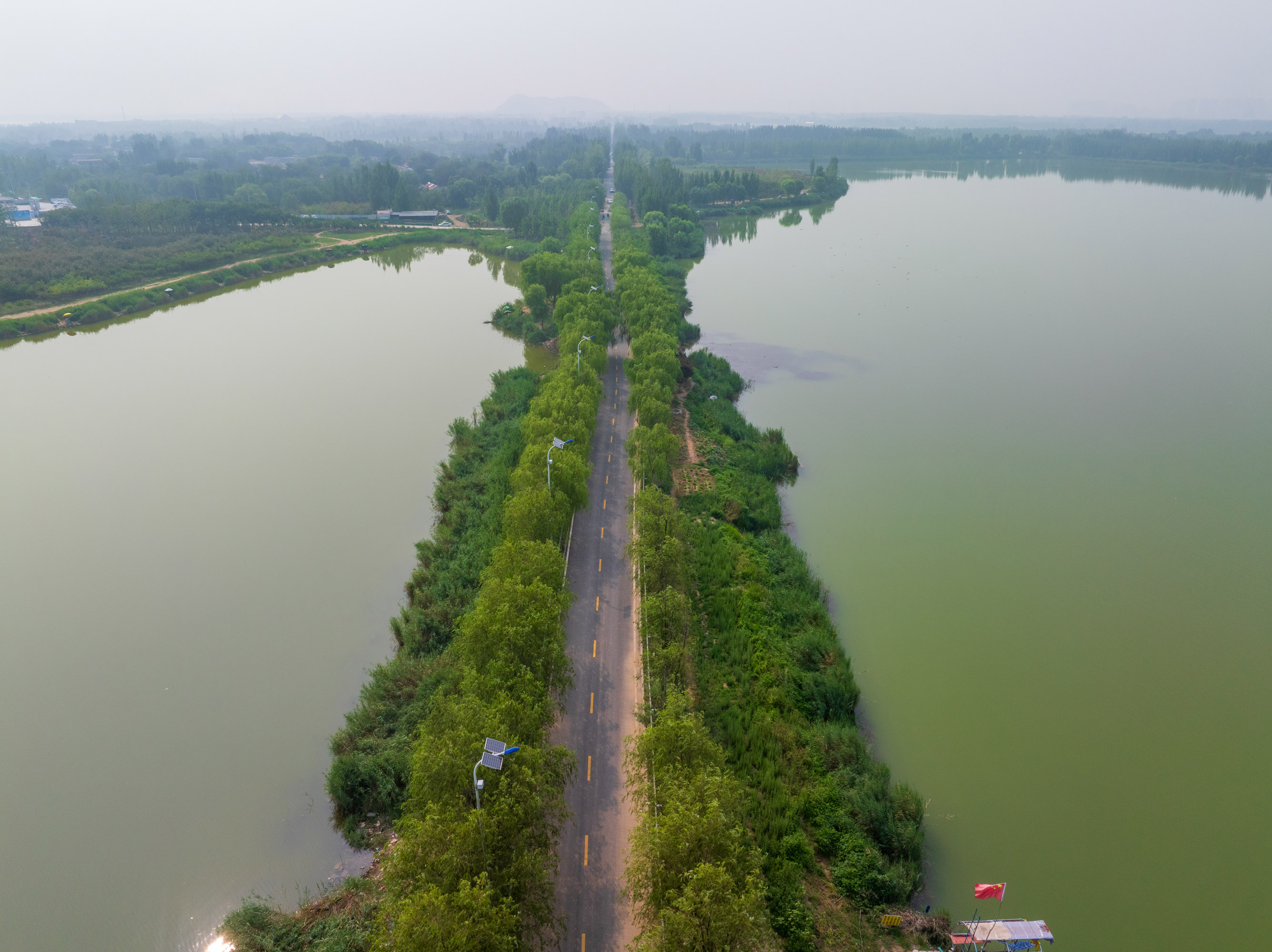 济南鹊山龙湖湿地,位于黄河北岸的新旧动能转换先行区,是一个免费的