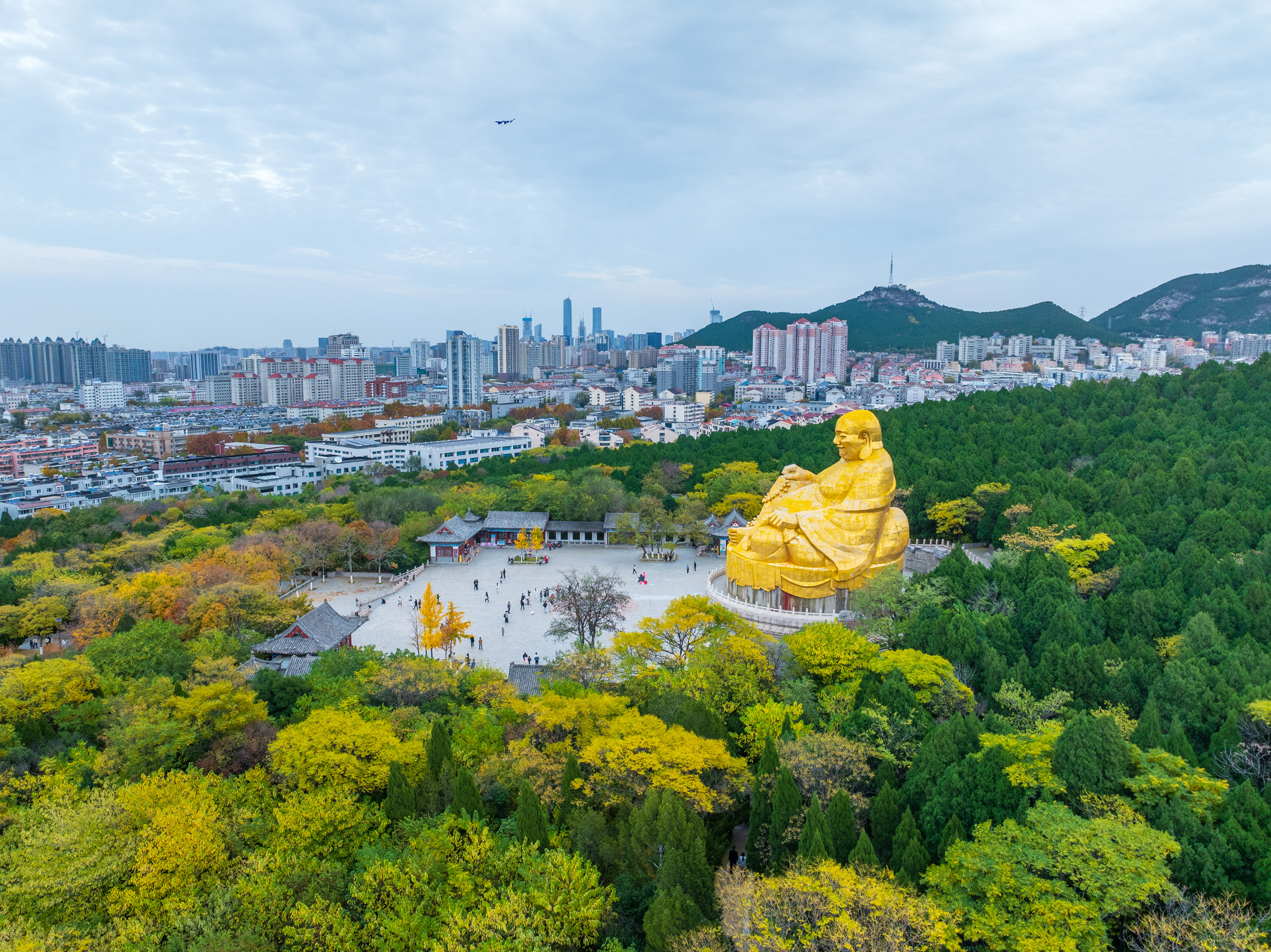 航拍初冬时节的济南千佛山风景区,公园里银杏,五角枫,黄栌,丹枫,栾树