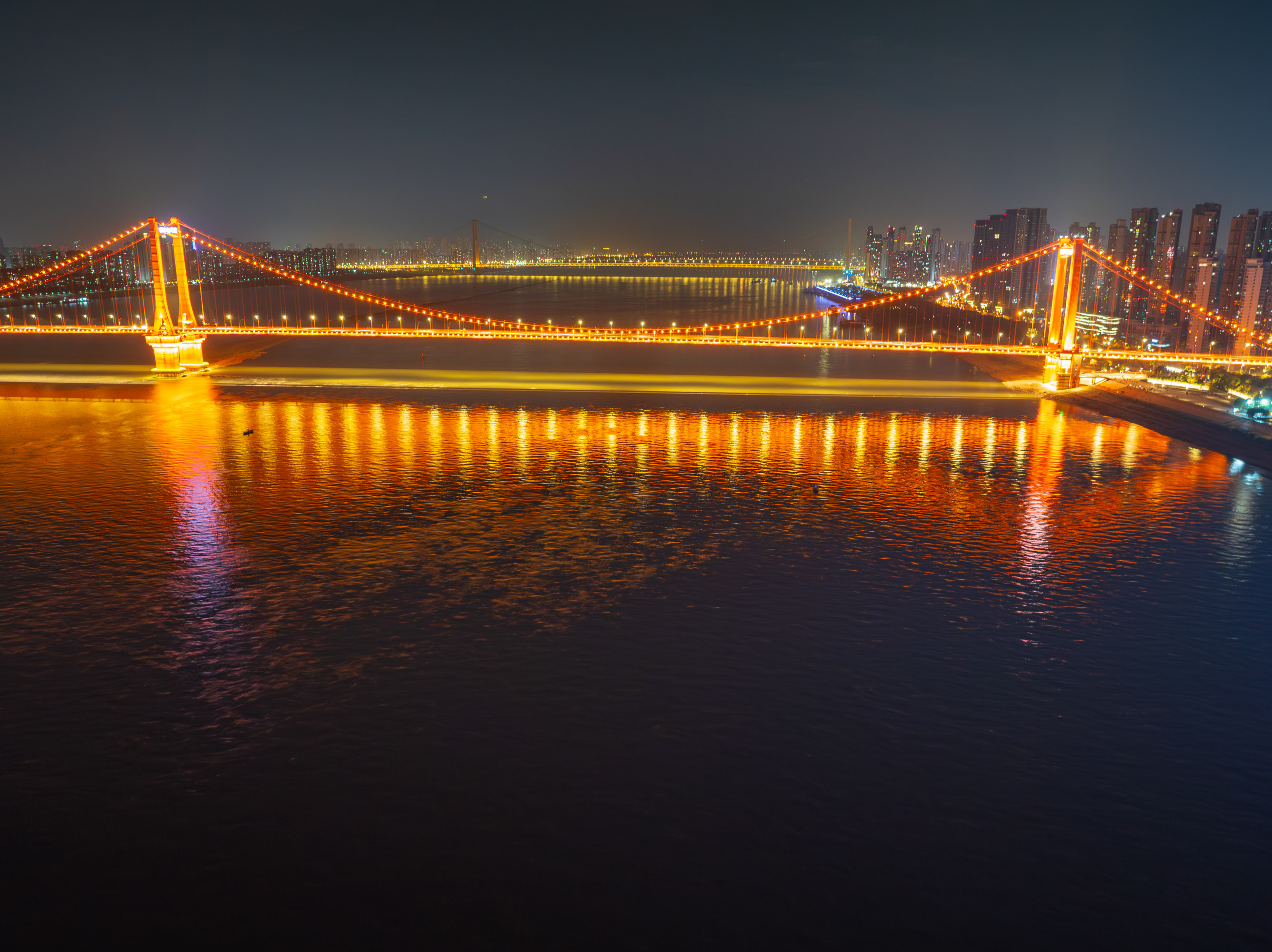 航拍湖北武汉鹦鹉洲长江大桥夜景,橘黄色的灯光美轮美奂