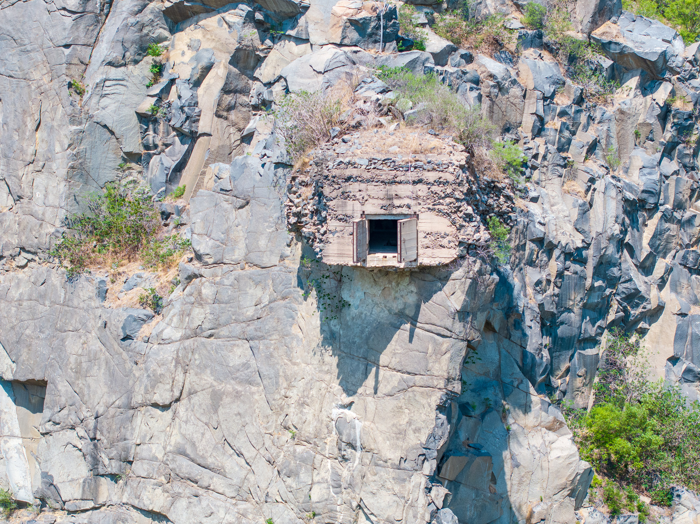 卧牛山又称九里山,因其形似卧牛而得名.卧牛山位于华山东侧,海拔11