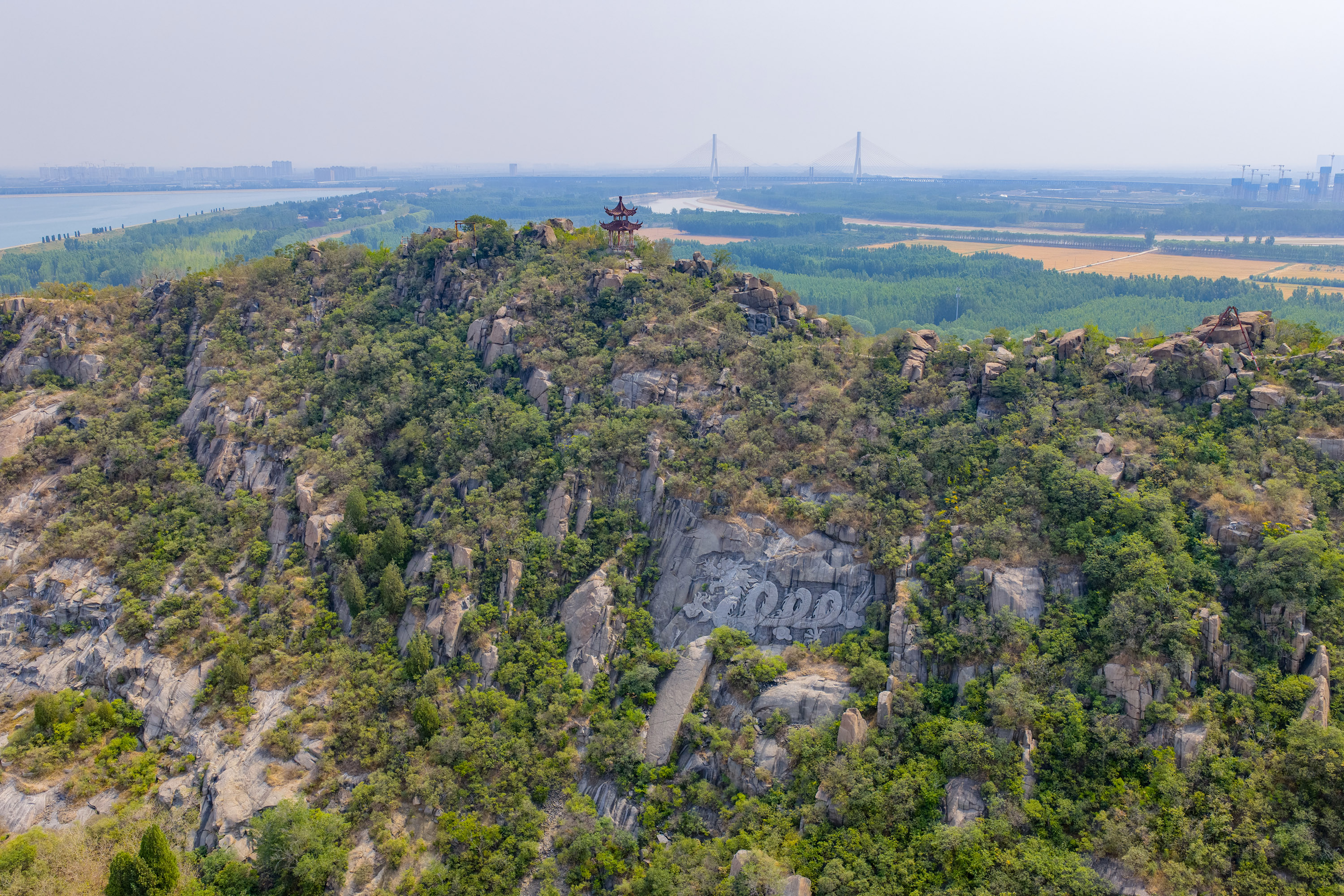 航拍位于济南黄河北岸的鹊山,济南老八景鹊华烟雨所在地,平地突起山峰