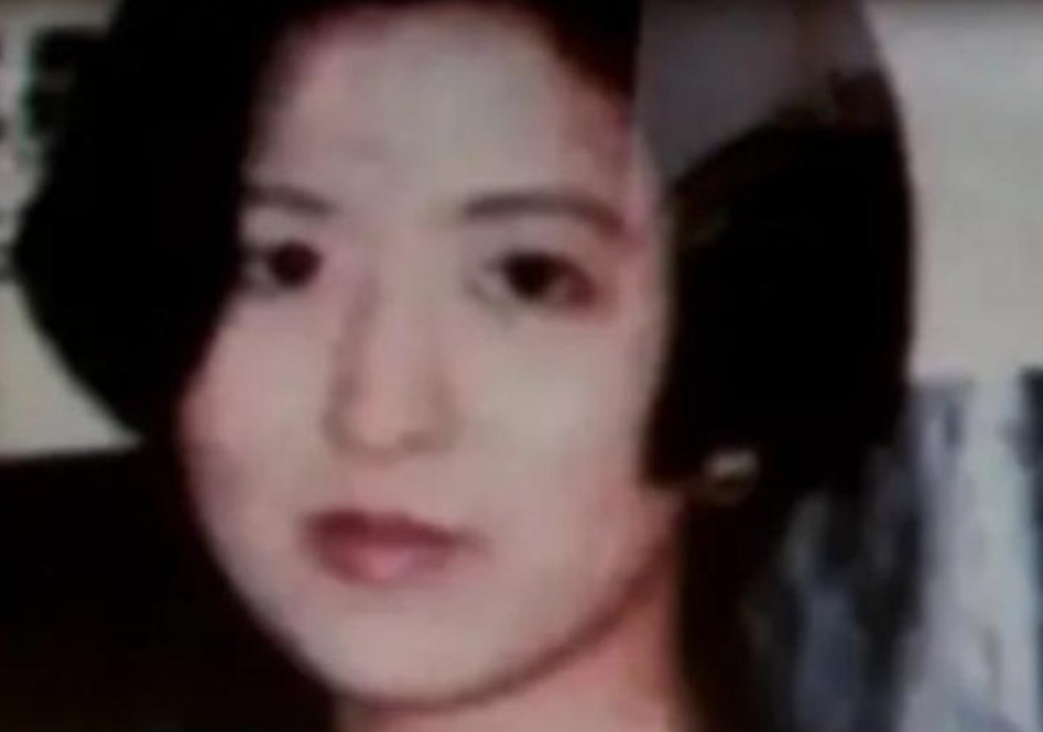 这不禁让人感到疑惑:一个坐拥上亿身家的女子,为何会