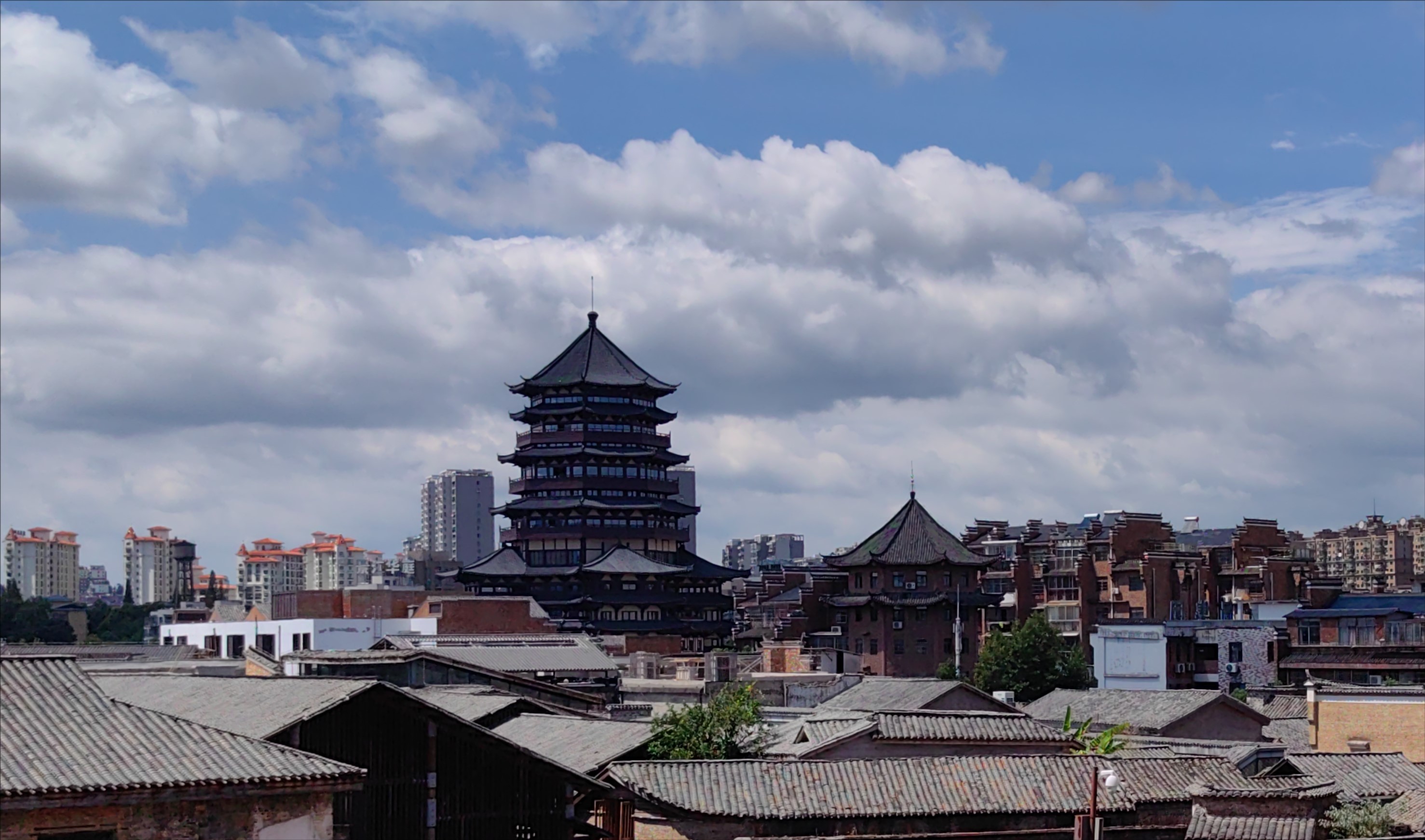 昌江水自东北向南,穿越景德镇而过.昌南,顾名思义,便是昌江的南岸