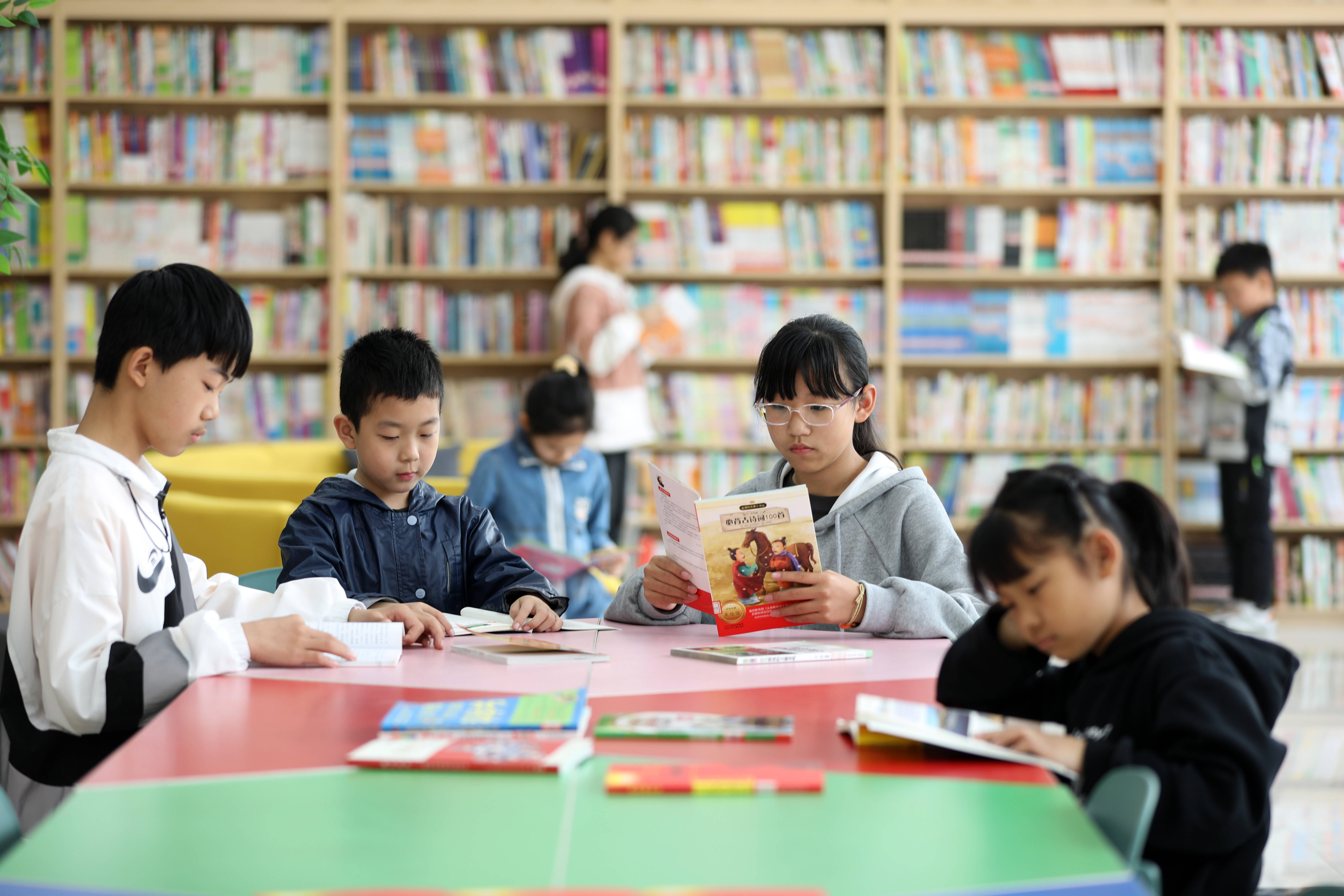 小读书图片学生读书图片看书图片学生读书小朋友看书读书照片学生阅读