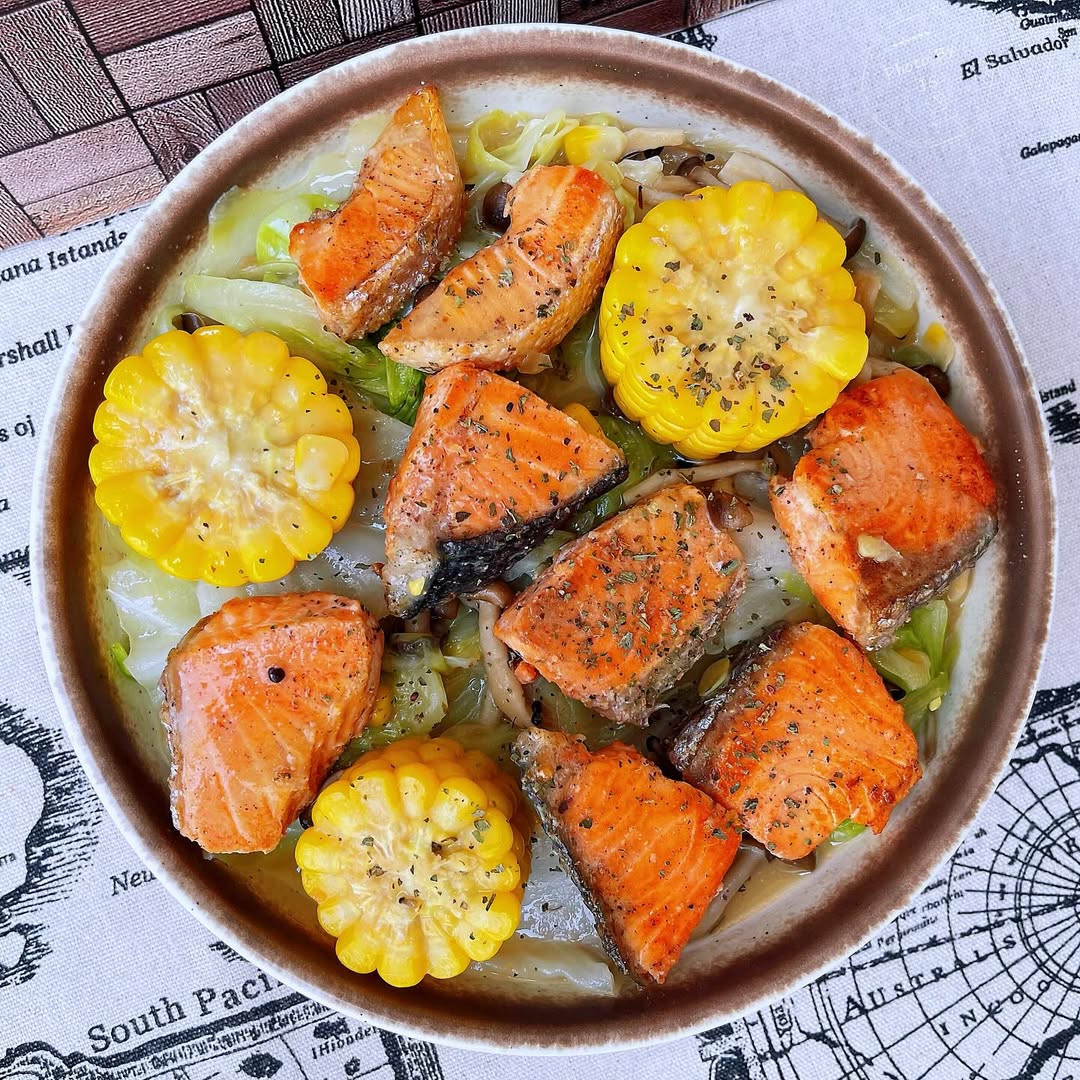 味增蔬菜三文鱼蔬菜吸饱汤汁后超鲜甜,营养丰富且低负担~ 主食材