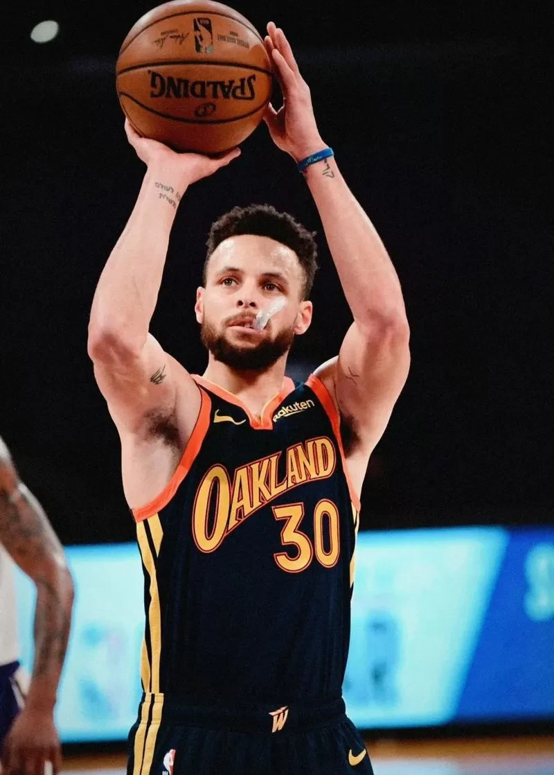 库里   第一次打季后赛(12～13):打了12场,扔进了42个三分,三分命中