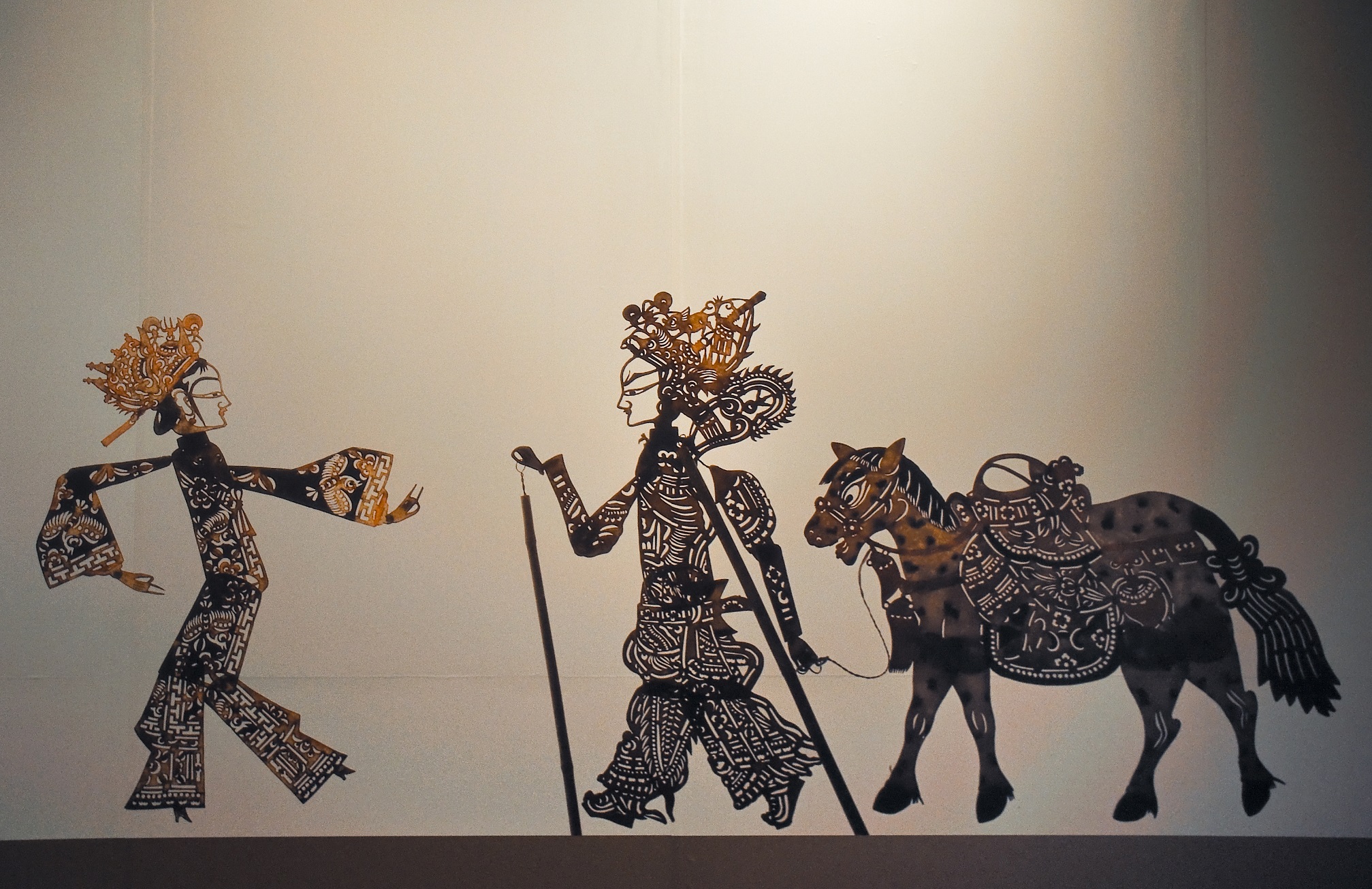 华县皮影,小小皮偶在艺人指尖灵动跳跃,借灯光演绎传奇故事,唱腔婉转