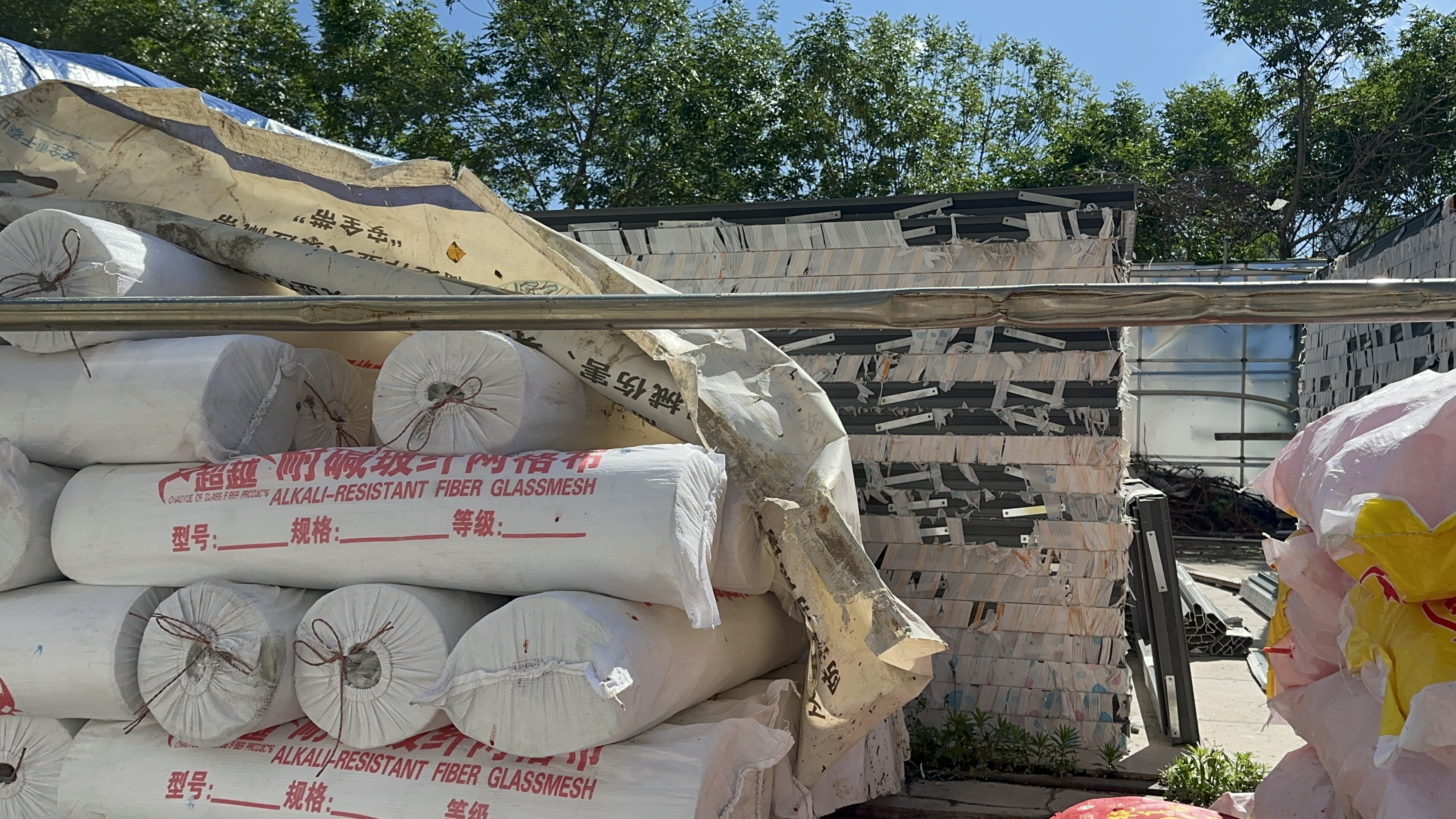 内墙耐碱专用网格布主要用于墙体加固和保温系统,常见类型如下: