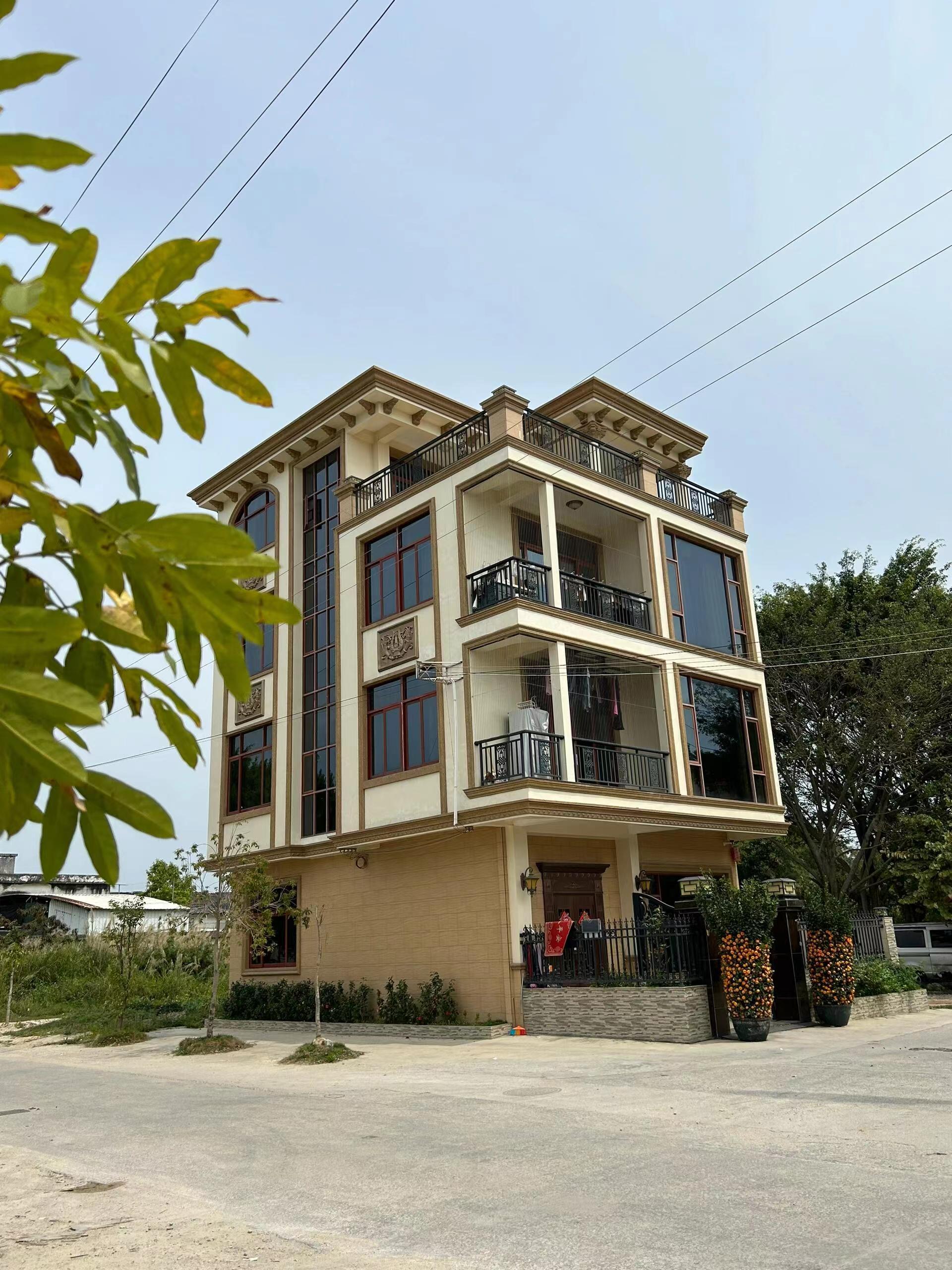 广东一男主的自建房堪称小区的别墅,成为全村最"靓"的仔!