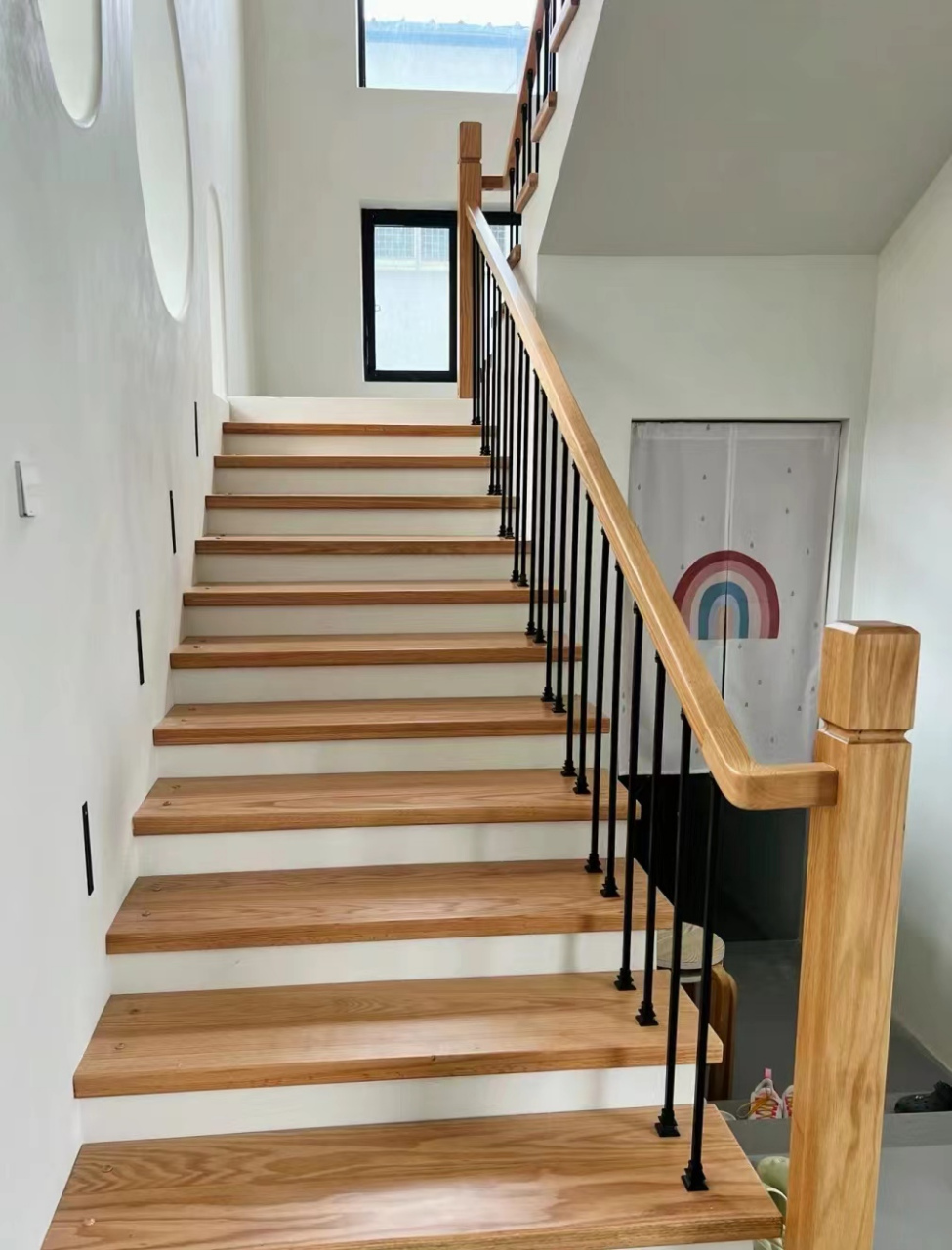 其中,大理石是最常用的楼梯材料,有着纹理粗犷大气,色泽自然,款式