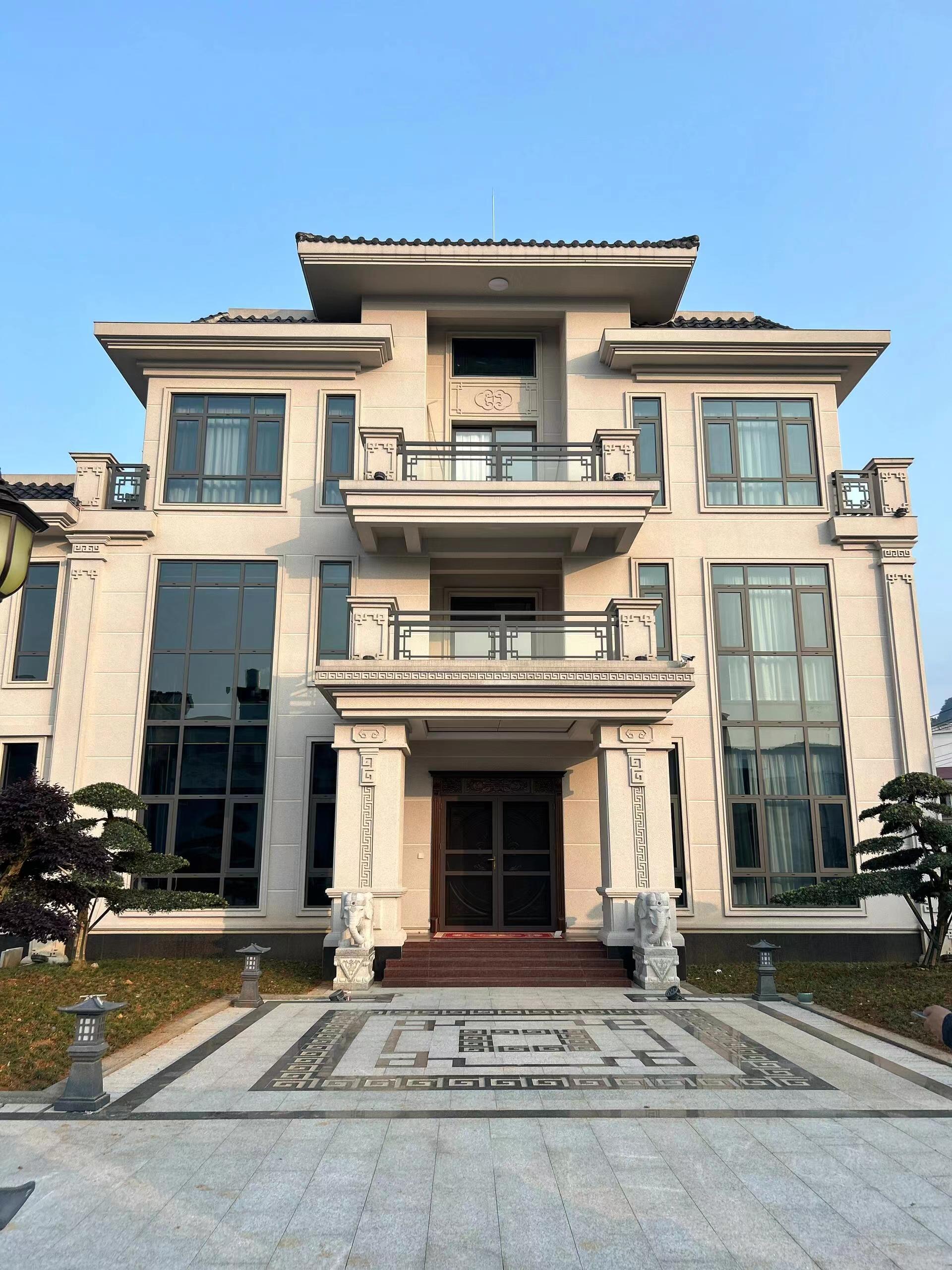 这栋自建房占地罕细=：勒掌赂捎夯 别墅外观涂建云的豪宅图片