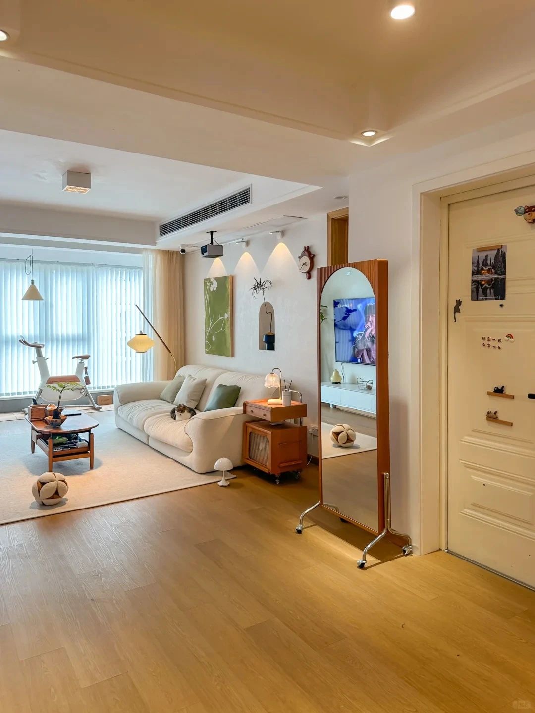 整体装修很简单,地面满铺米黄色的木地板,墙身除了柜子外,其它都是