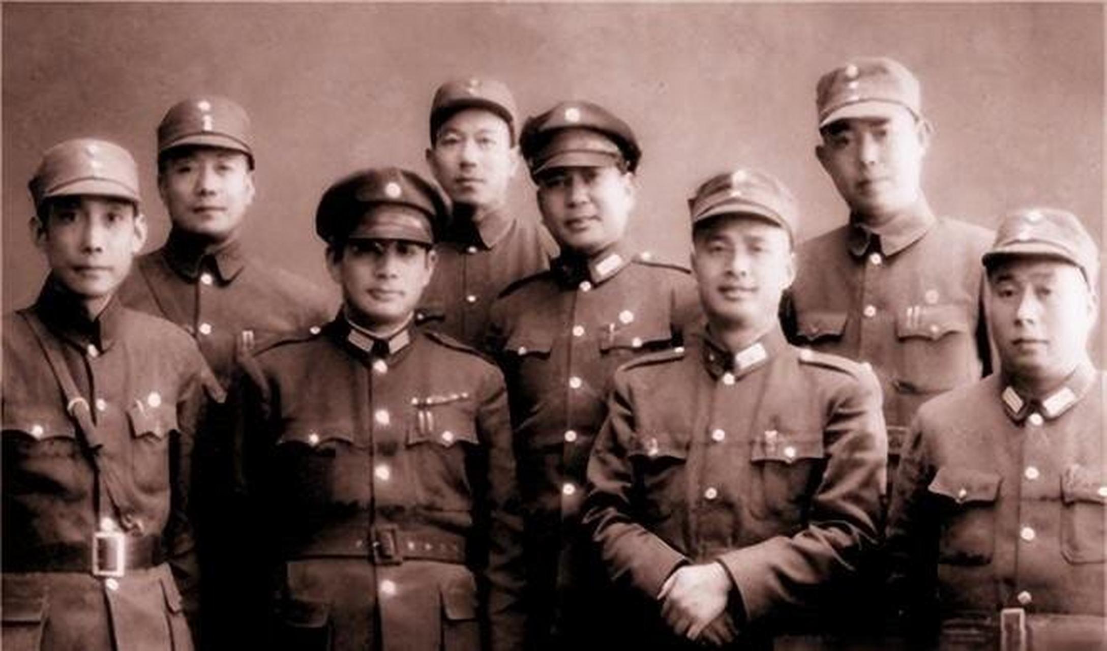 1950年台北的街道上,白崇禧将军出门散步,远远地看见邻居朱怀冰迎面