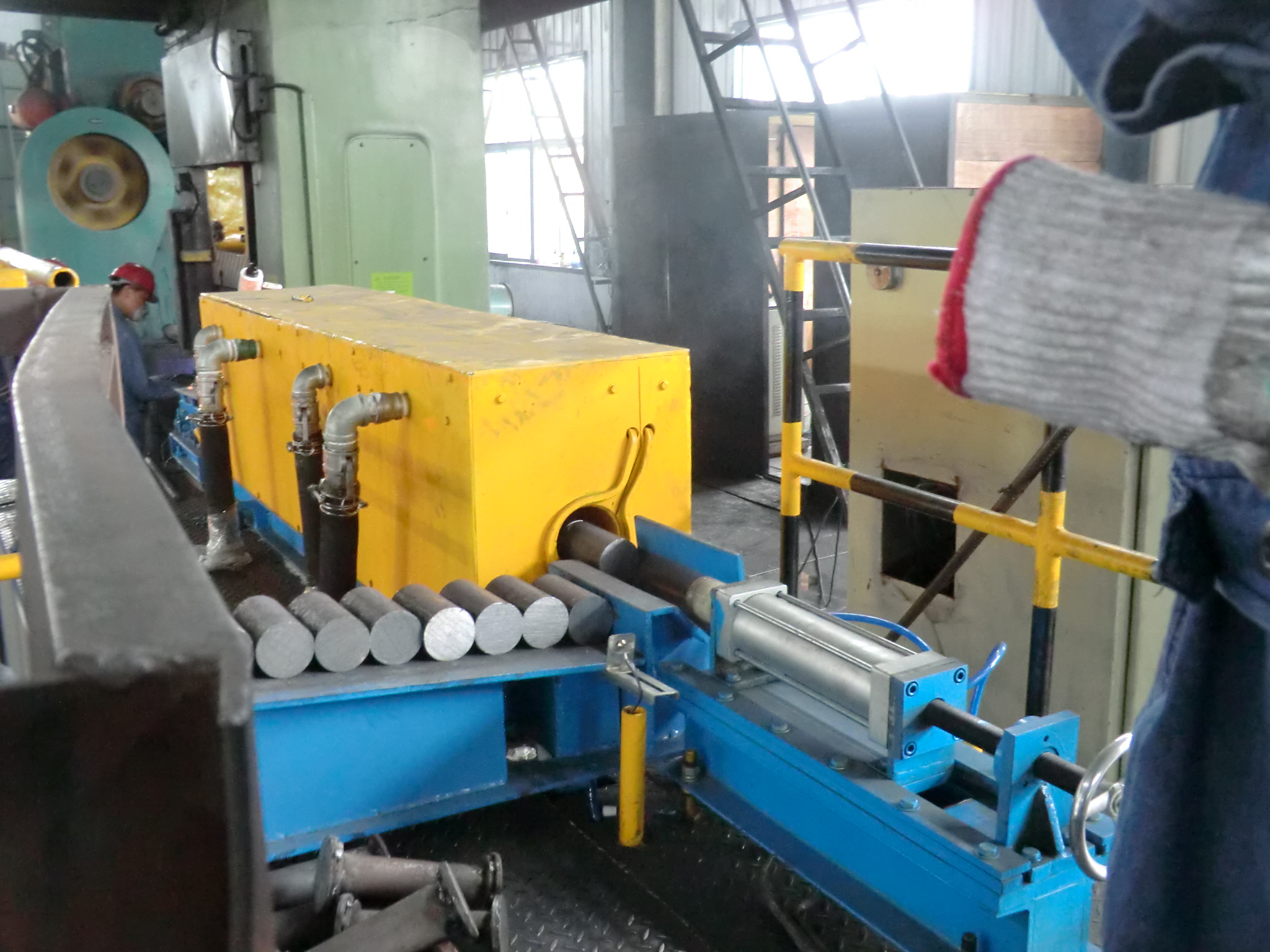 铝合金挤压铝棒加热出料温差是什么钢棒锻造感应加热炉铝棒加热工频炉