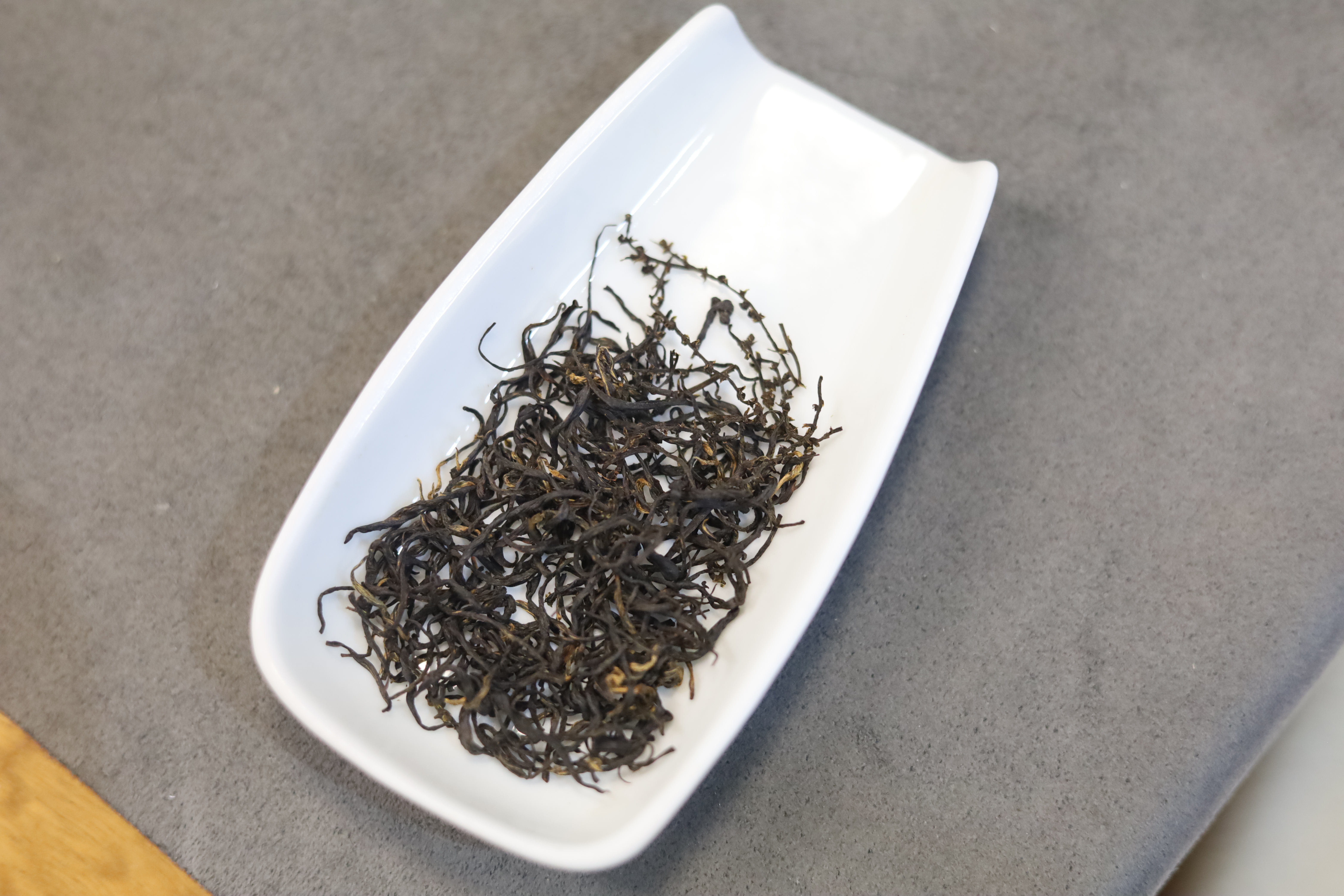 明代开始就有了珠兰红茶, 用珠兰花入茶, 茶香与花香的完美结合使茶汤