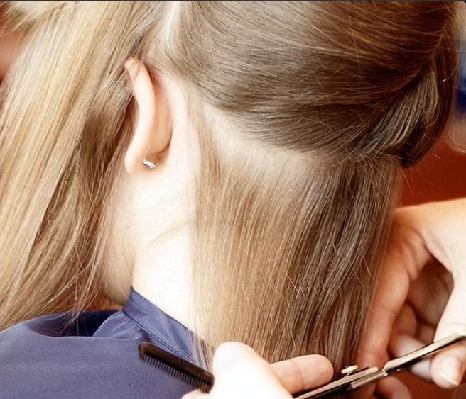 网上还传出一些老人表示理发花费积少成多不是小数目,不如把钱花在