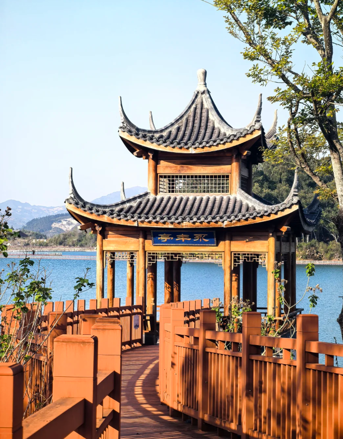 二是,中途放点香油,味道更香. 三是,加几滴白醋,小米粥更黄亮