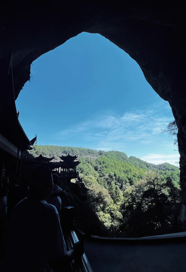 【女人出墙的三个高峰期】 一是,老公长期出差的时